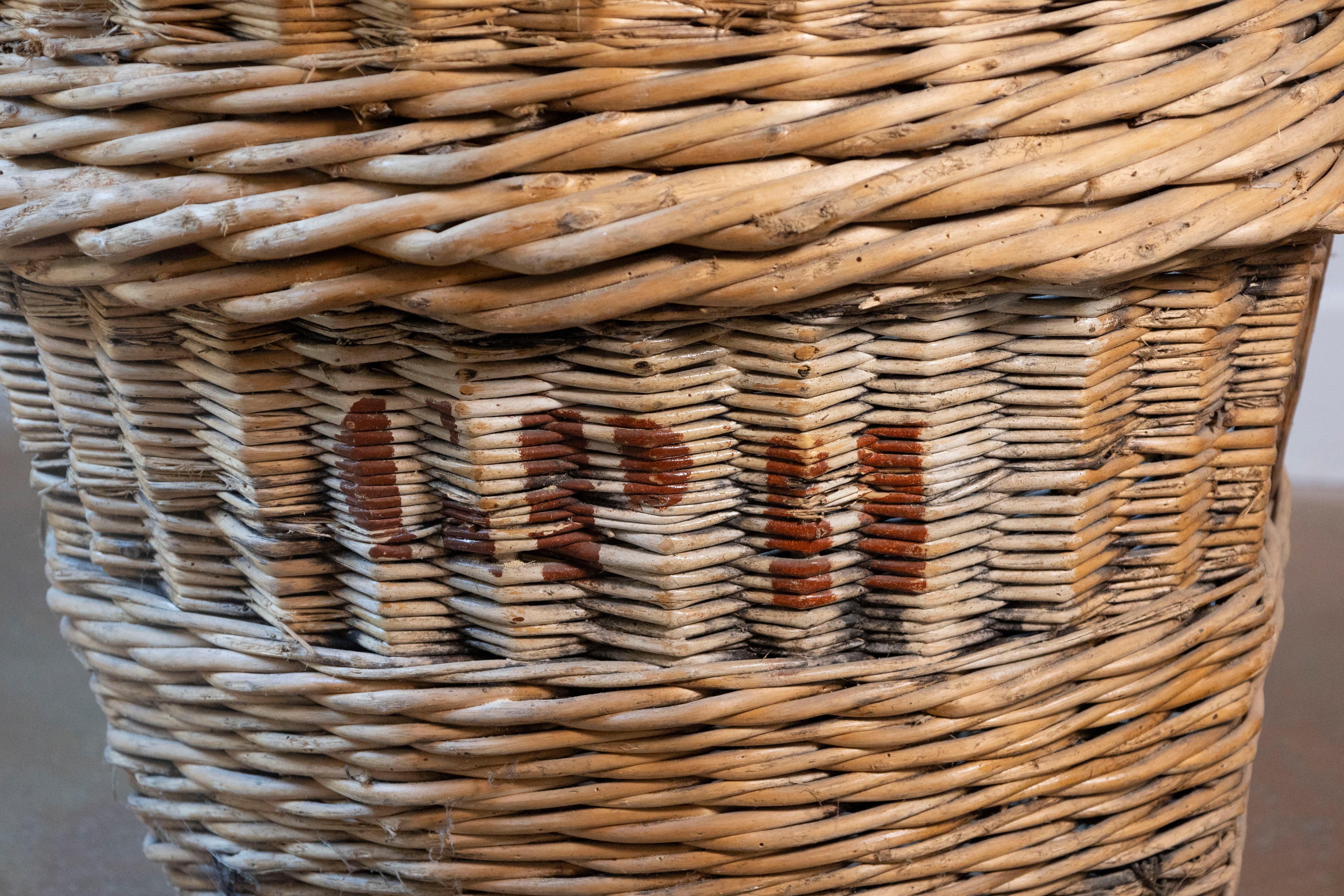 Cesto per la raccolta dell'uva in vimini francese dei primi del Novecento in vendita 2
