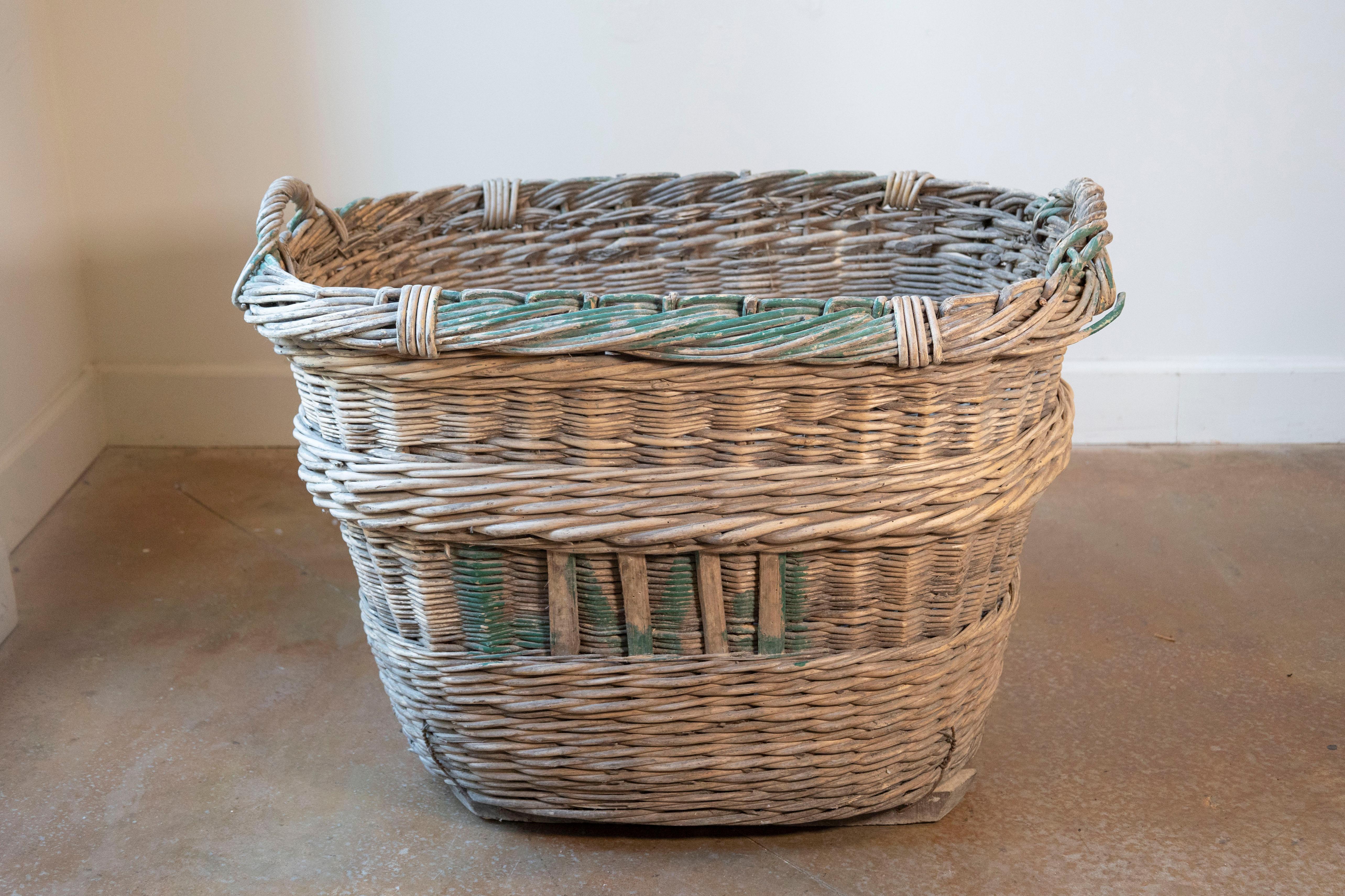 Cesta francesa de mimbre para vendimiar de principios del siglo XX en venta 3