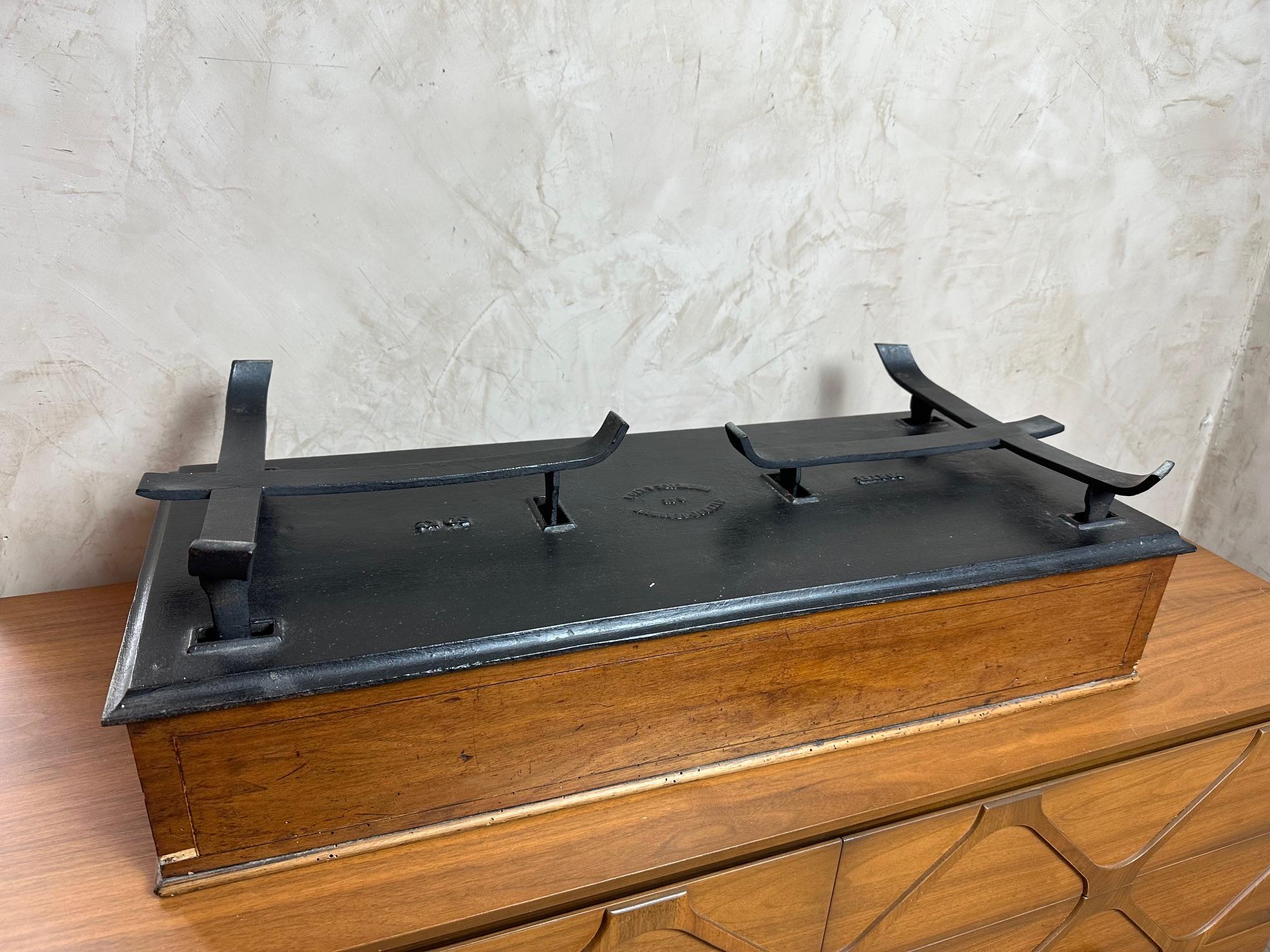 Early 20th century French Wood and Brass Balance Scale, 1900s For Sale 8
