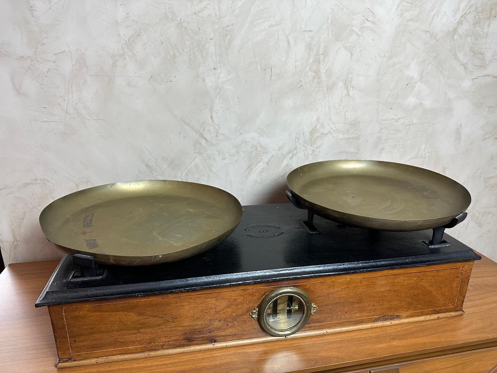 Very nice wooden trade Balance with two removable brass trays, Glass window and bronze inner mechanism. The piece is solidly built and works properly.
Stamp of the French manufacturer 