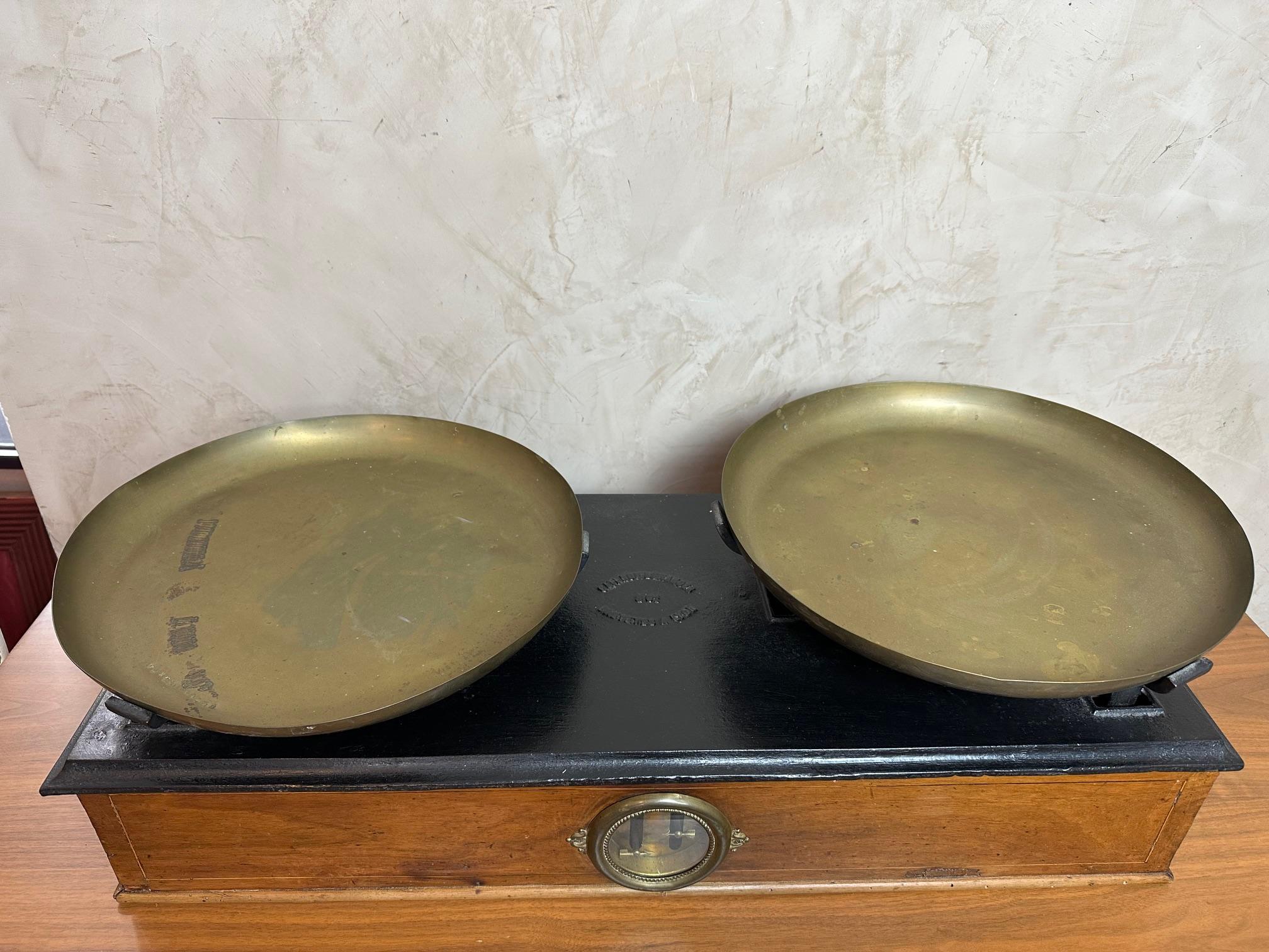 Early 20th century French Wood and Brass Balance Scale, 1900s In Good Condition For Sale In LEGNY, FR