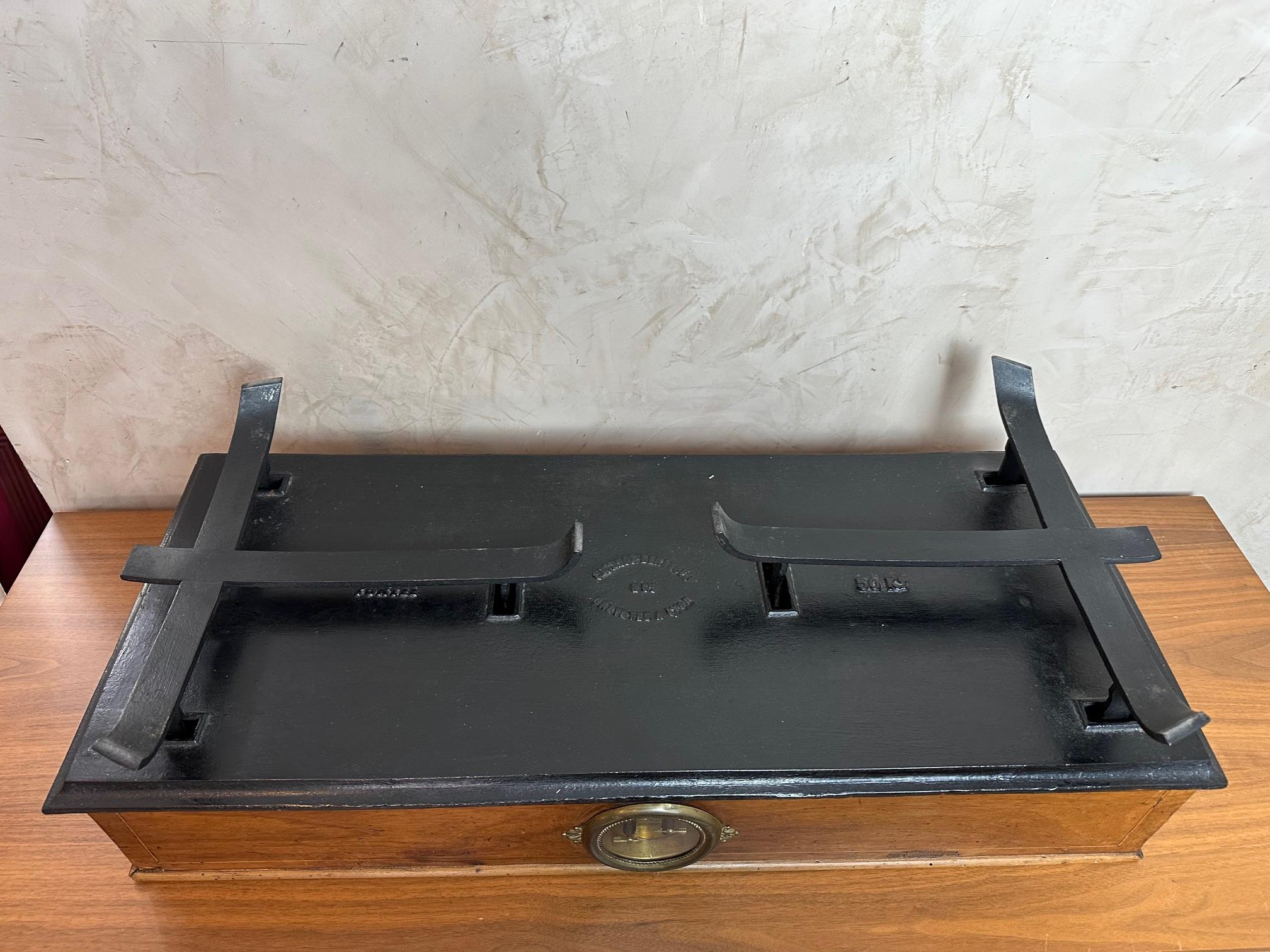 Early 20th century French Wood and Brass Balance Scale, 1900s For Sale 4