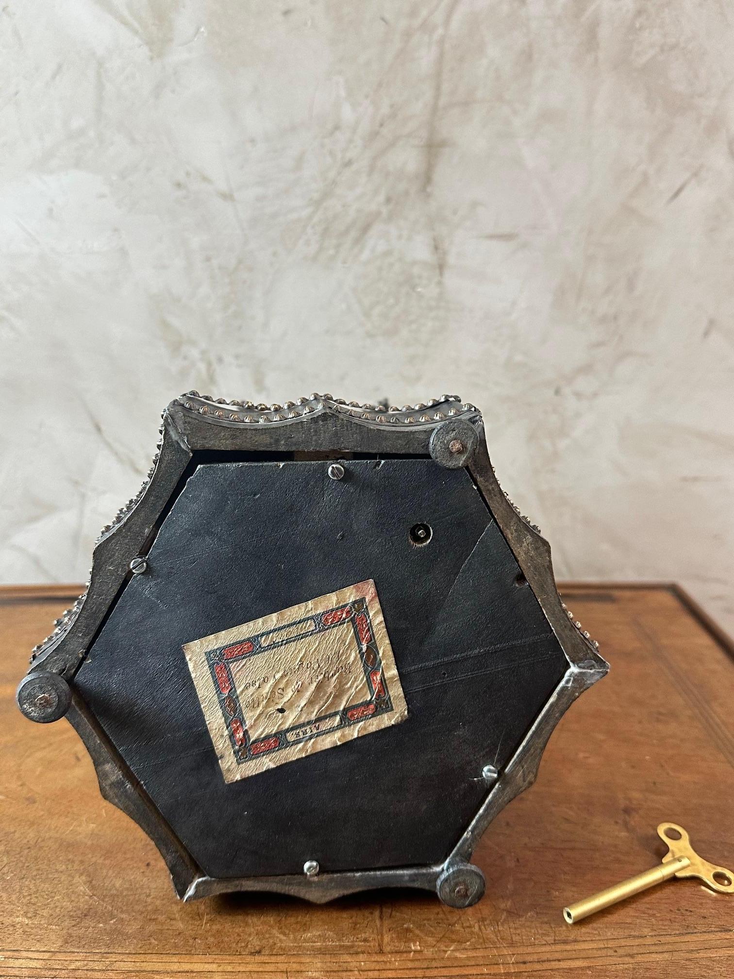 Scatola da sigaro musicale francese in legno e ottone dei primi del Novecento, anni '20 in vendita 6