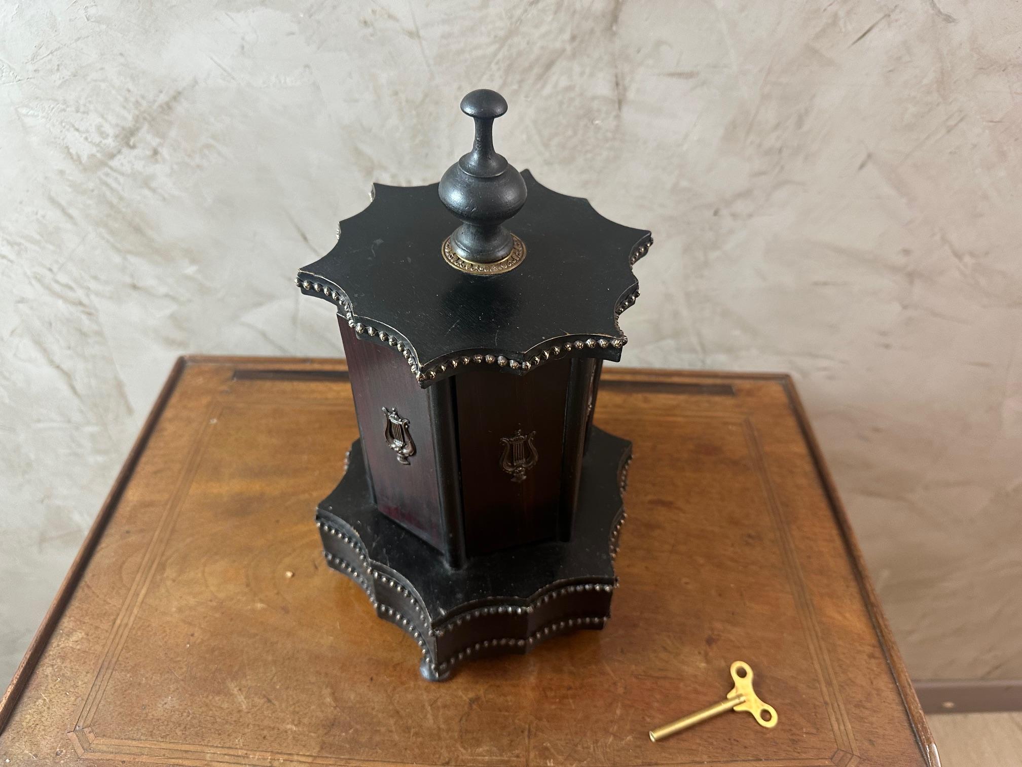 Scatola da sigaro musicale francese in legno e ottone dei primi del Novecento, anni '20 in vendita 8