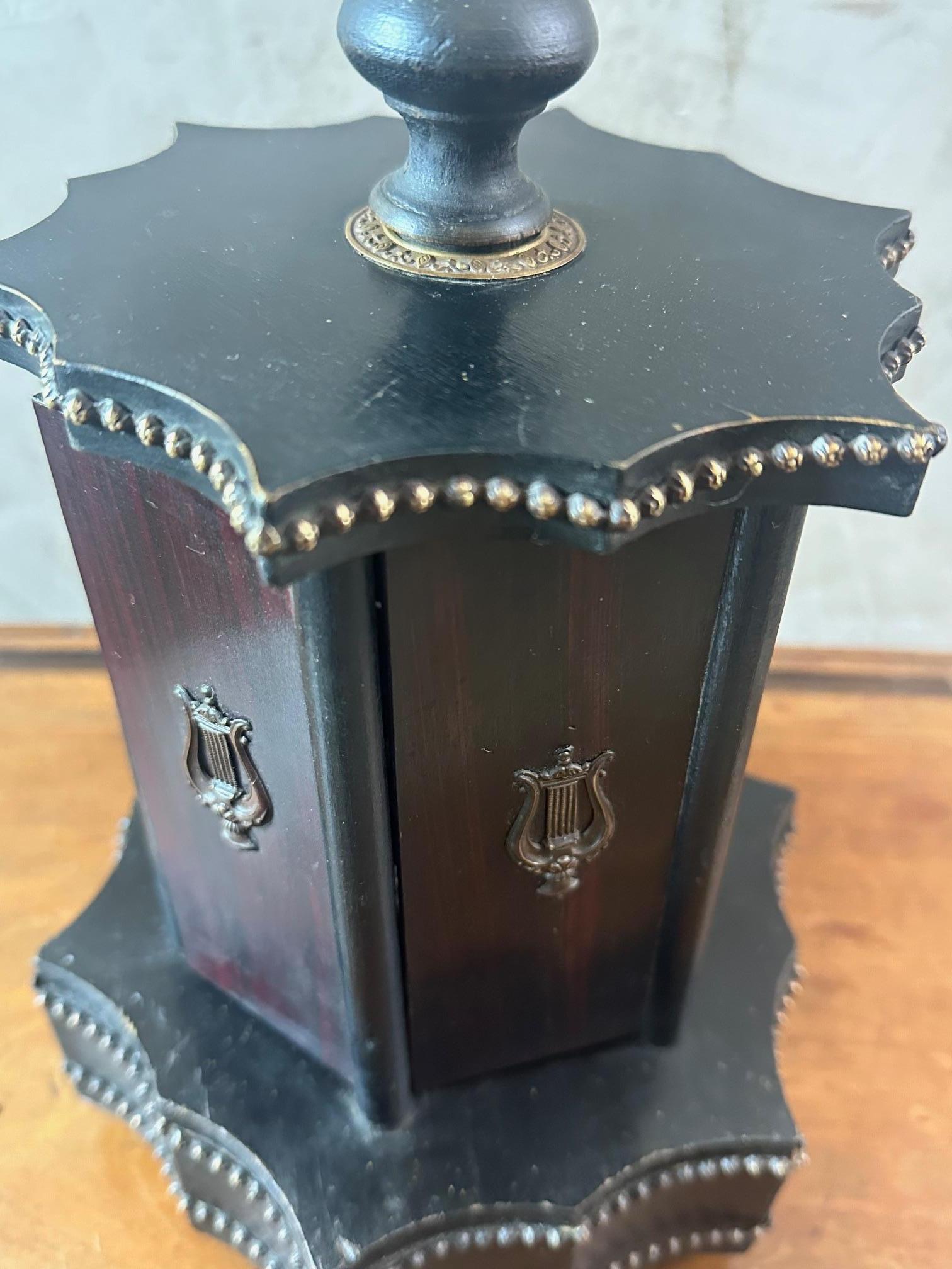 Scatola da sigaro musicale francese in legno e ottone dei primi del Novecento, anni '20 in vendita 9