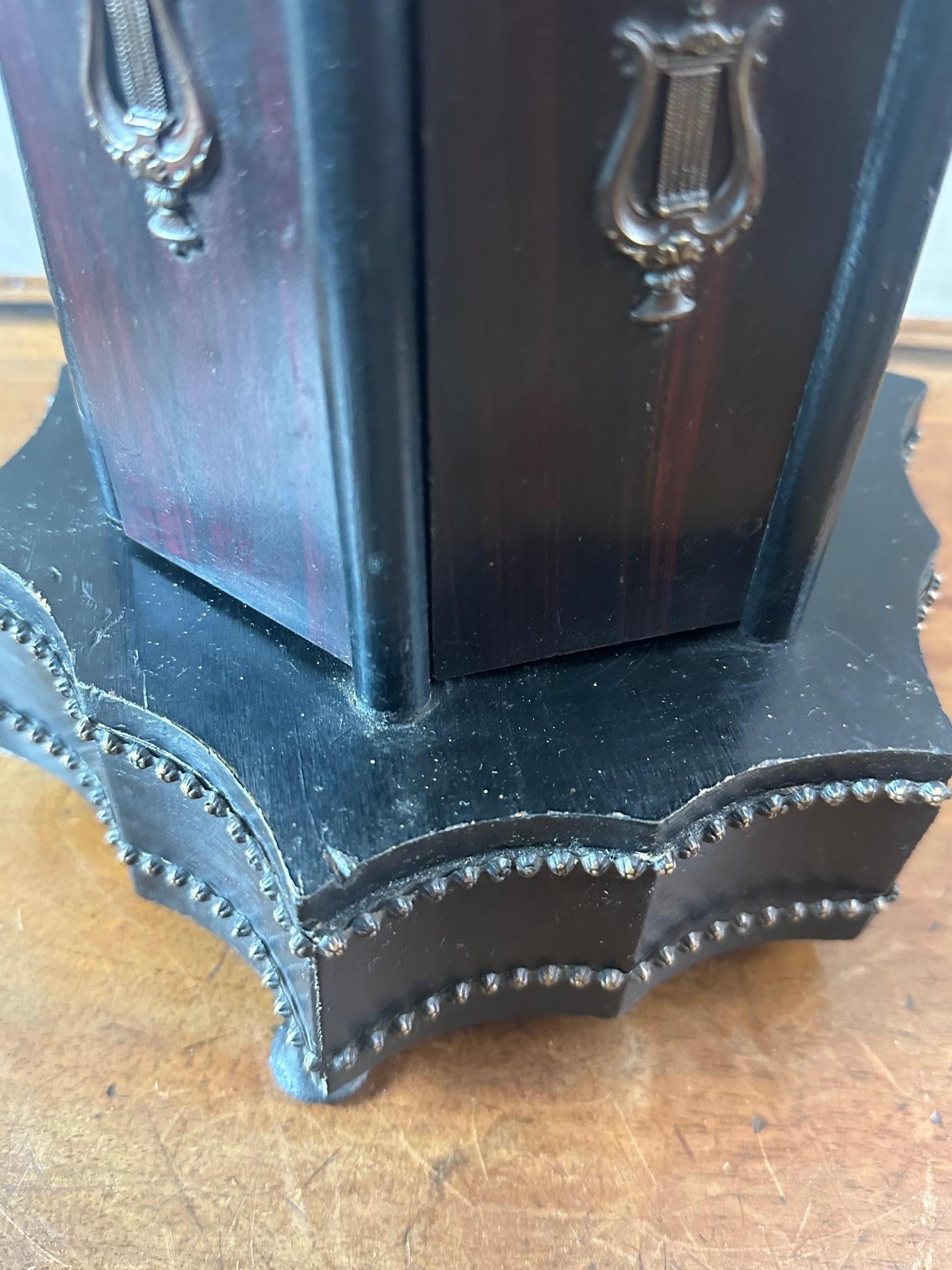 Scatola da sigaro musicale francese in legno e ottone dei primi del Novecento, anni '20 in vendita 10