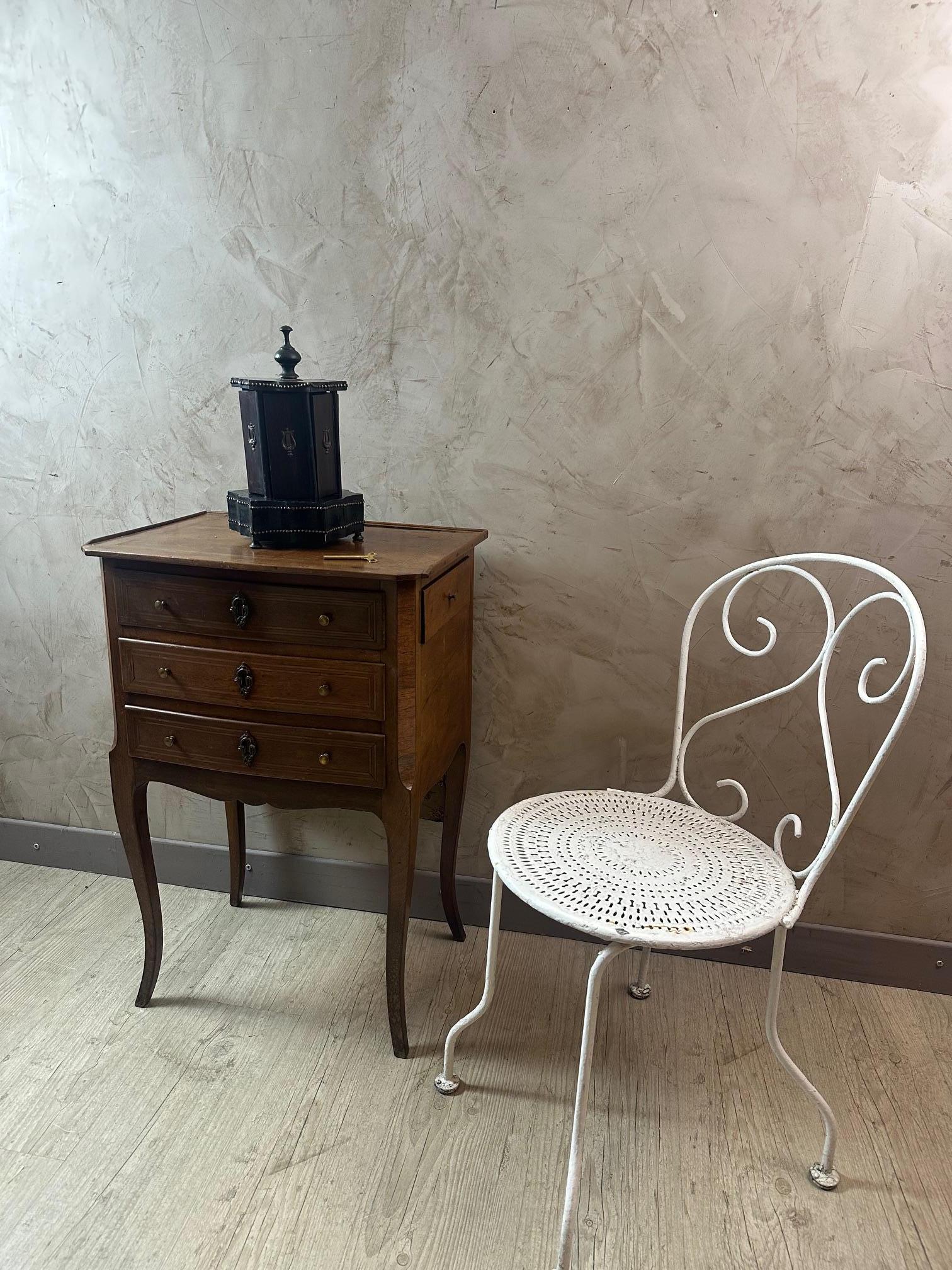 Magnifico humidor per sigari musicali in stile Napoleone III risalente all'inizio del XX secolo in legno laccato e ghirlanda di perline in ottone. Una lira adorna ogni porta.
Girando la manopola sulla parte superiore, ogni sportello si apre e rivela