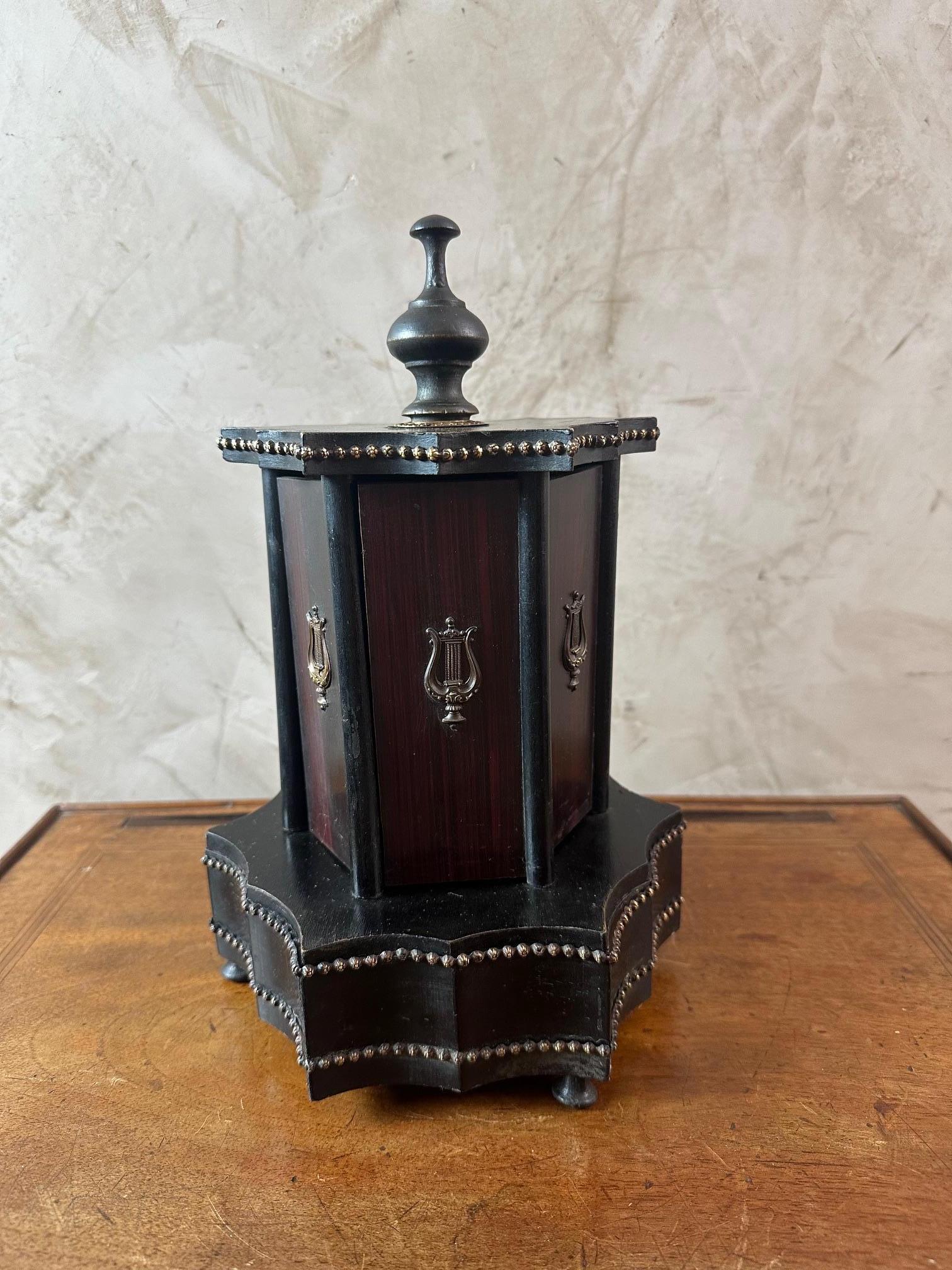 Napoleone III Scatola da sigaro musicale francese in legno e ottone dei primi del Novecento, anni '20 in vendita