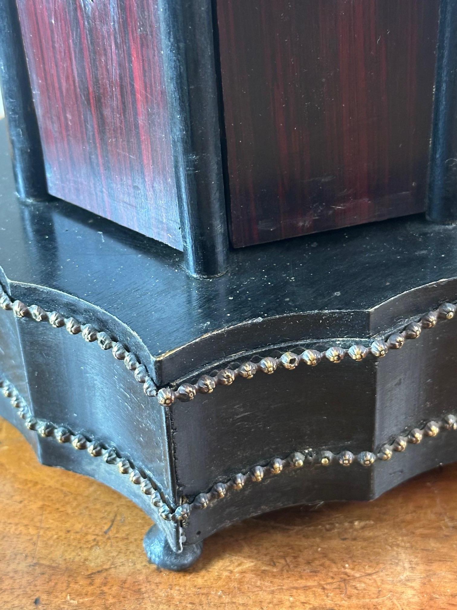 Scatola da sigaro musicale francese in legno e ottone dei primi del Novecento, anni '20 In condizioni buone in vendita a LEGNY, FR