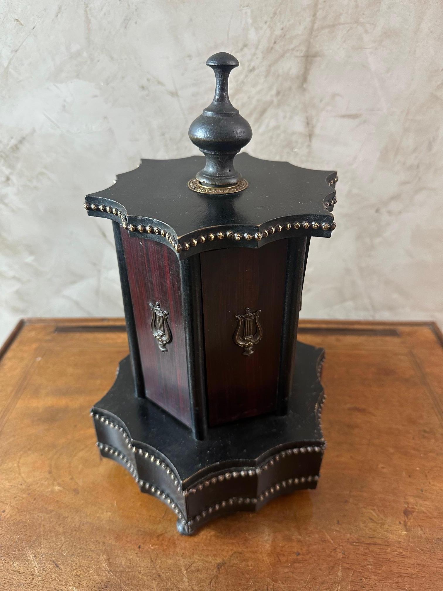 Ottone Scatola da sigaro musicale francese in legno e ottone dei primi del Novecento, anni '20 in vendita