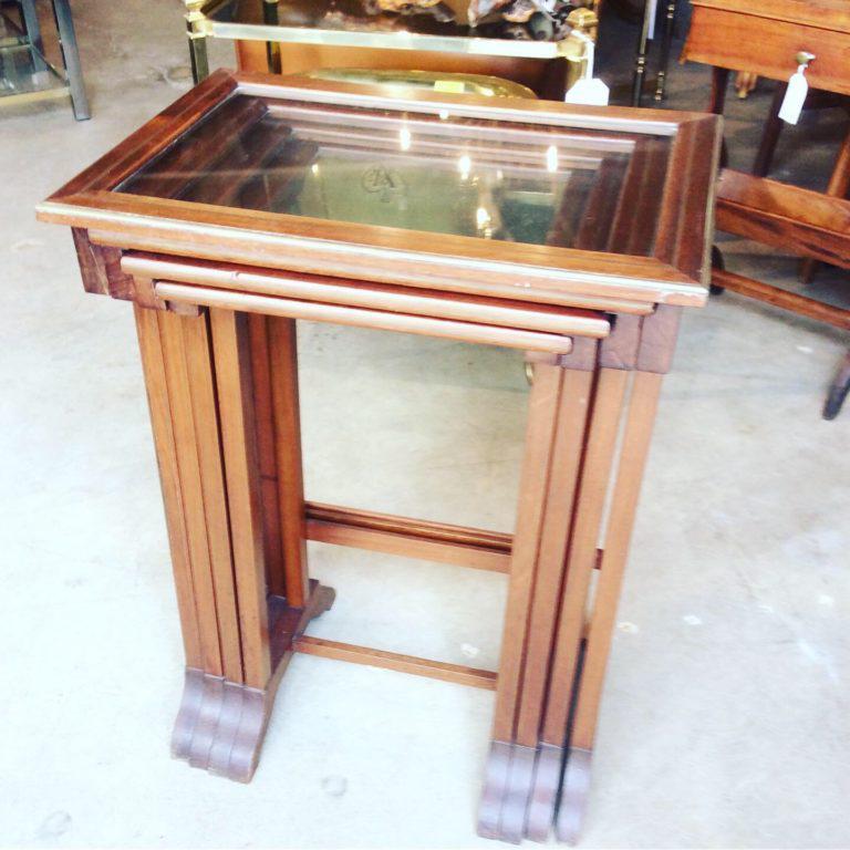 Fait main Tables gigognes en bois, verre et laiton du début du 20e siècle, 4 Pieces en vente