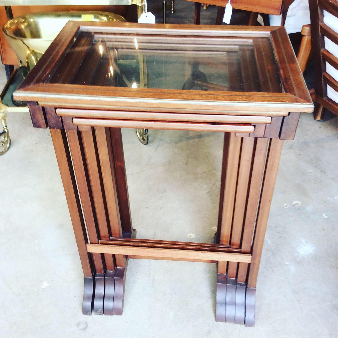 20ième siècle Tables gigognes en bois, verre et laiton du début du 20e siècle, 4 Pieces en vente