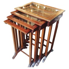 Tables gigognes en bois, verre et laiton du début du 20e siècle, 4 Pieces