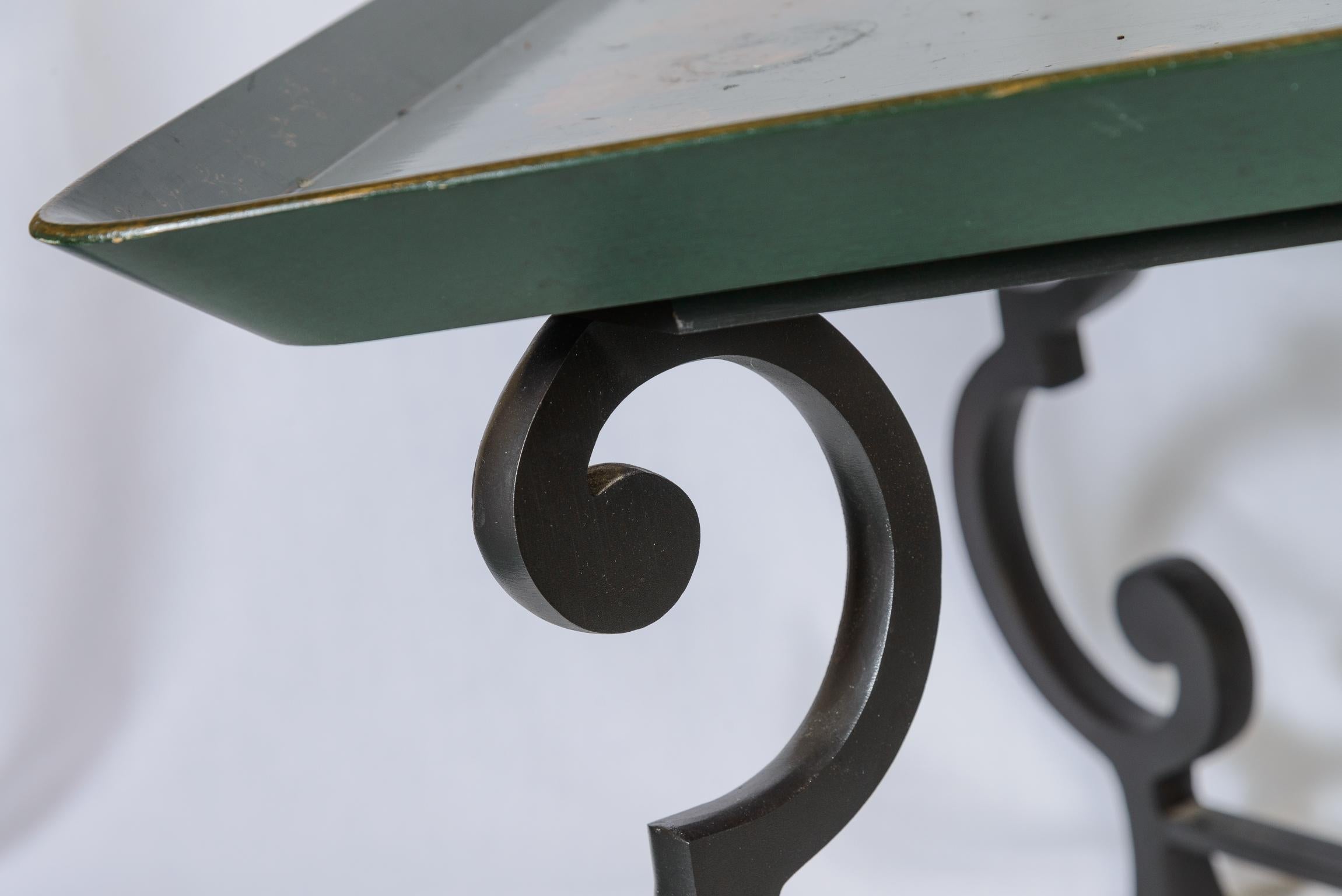 Early 20Th, C. Italian Tole Painted Wood Tray Top With Iron Base Coffee Table en vente 5