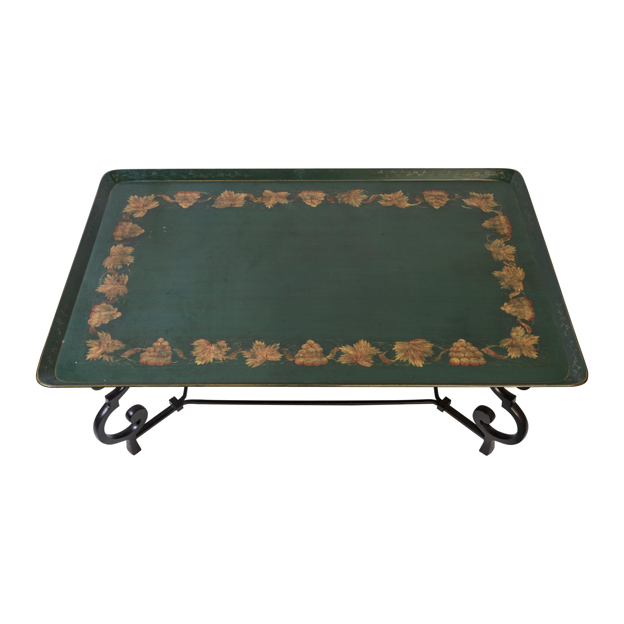 Hollywood Regency Early 20Th, C. Italian Tole Painted Wood Tray Top With Iron Base Coffee Table en vente