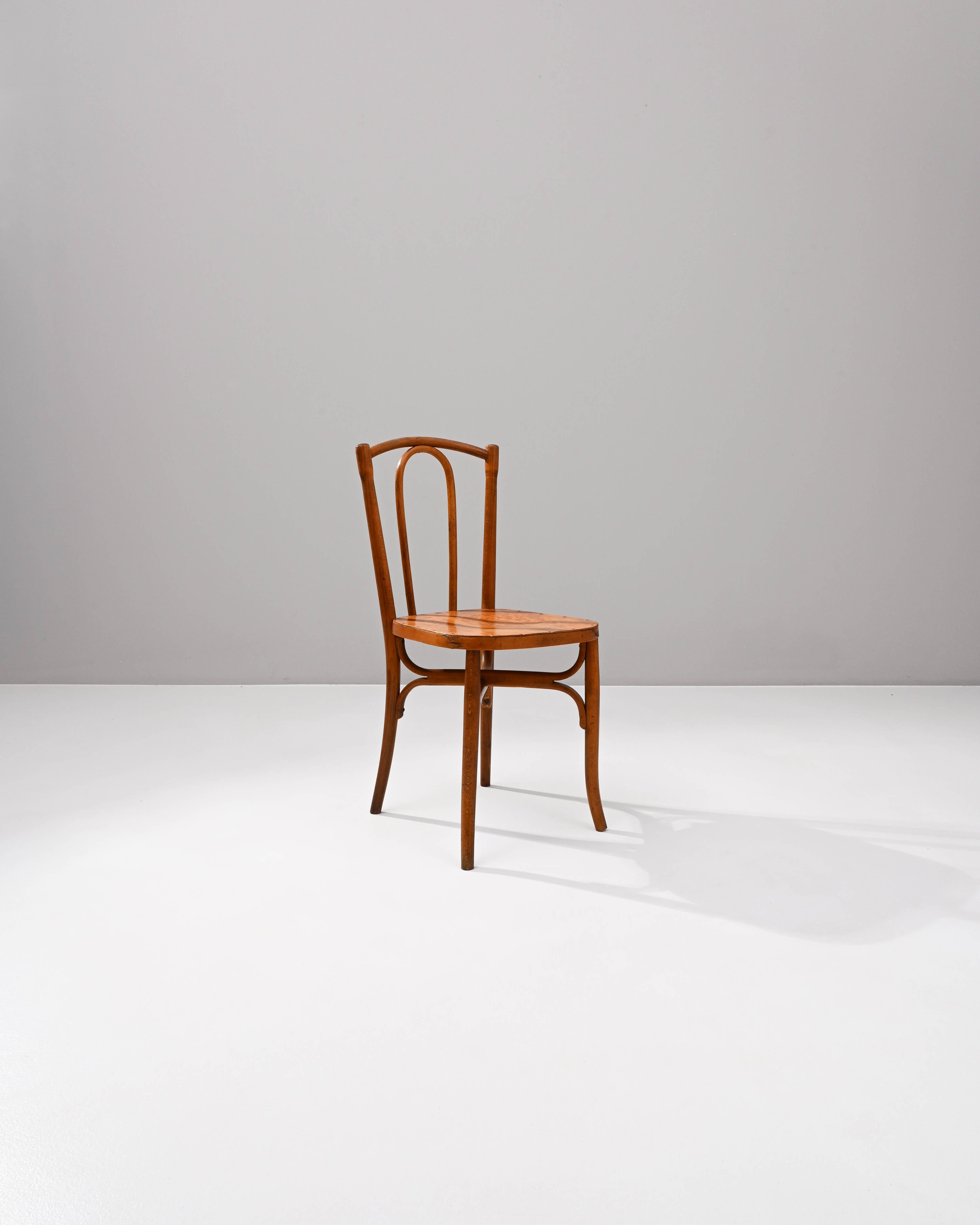 Introduisez un charme vintage dans votre espace avec cette chaise d'appoint bistro en bois français du début du 20e siècle. Grâce à sa nature polyvalente, il est parfait comme siège supplémentaire dans la chambre à coucher ou la salle de bains,