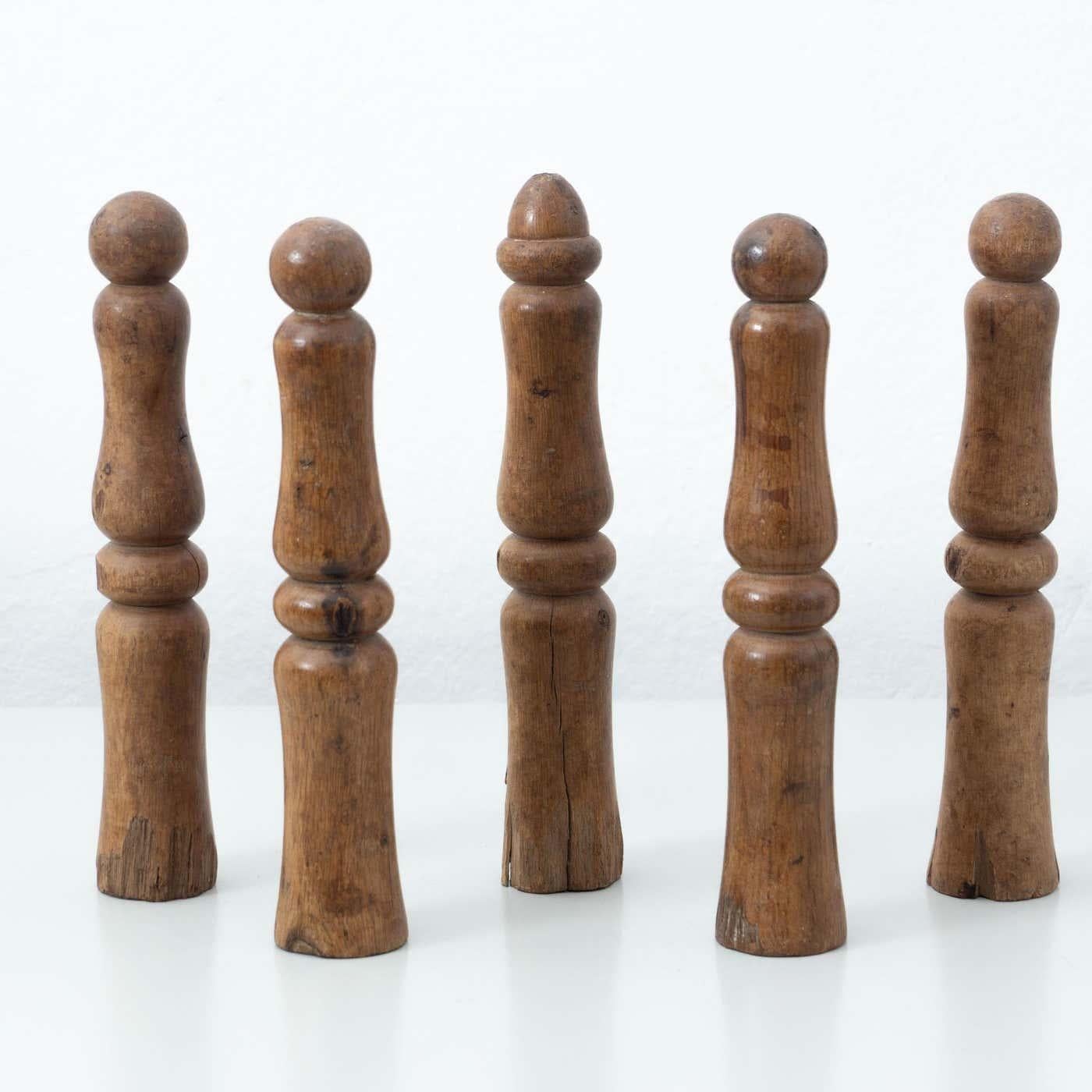 Early 20th Century French Wooden Bowling Game: Rustic Artwork & Timeless Fun In Good Condition For Sale In Barcelona, ES