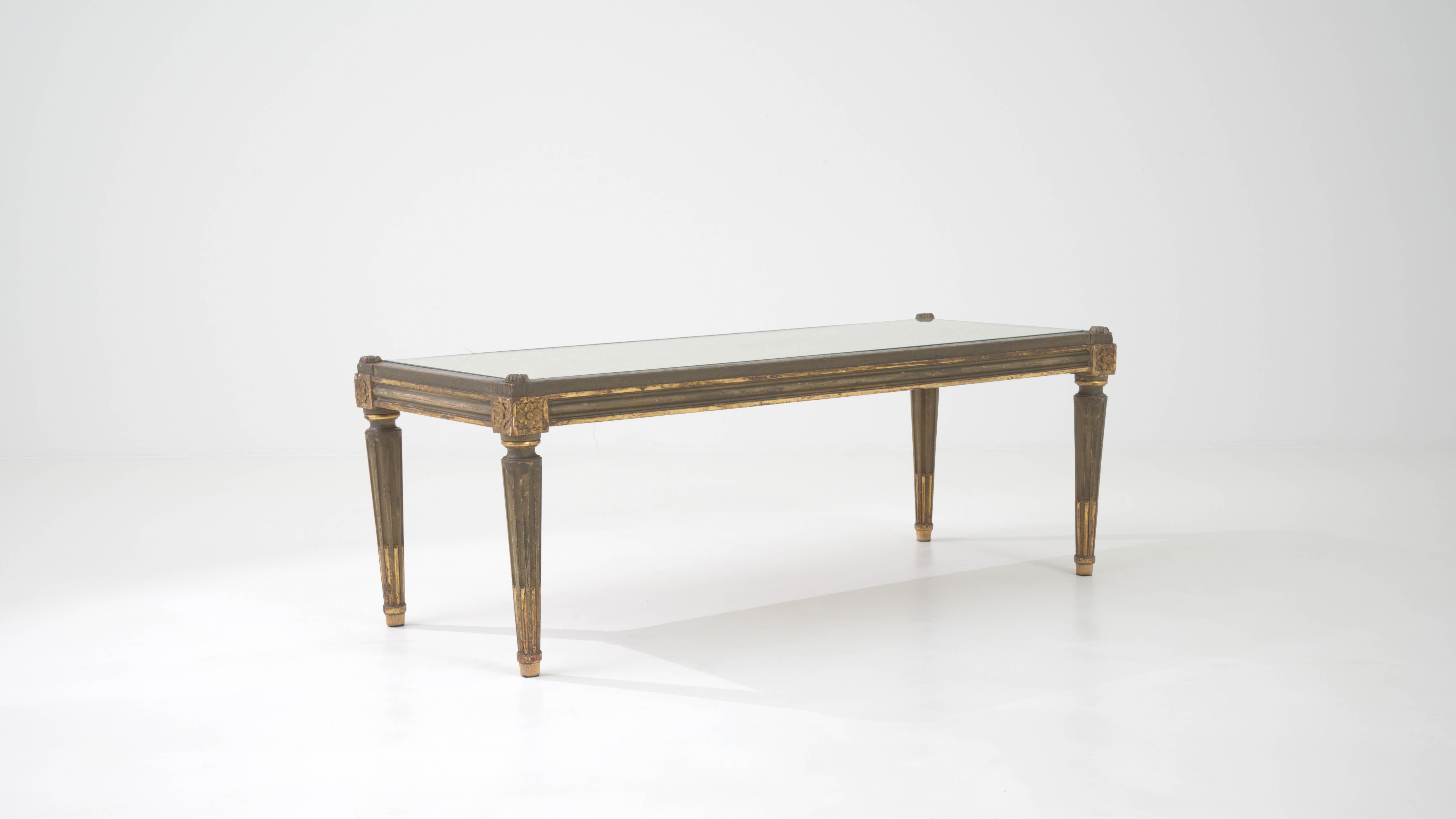 Verre Table basse en bois français du début du 20e siècle avec plateau en verre en vente