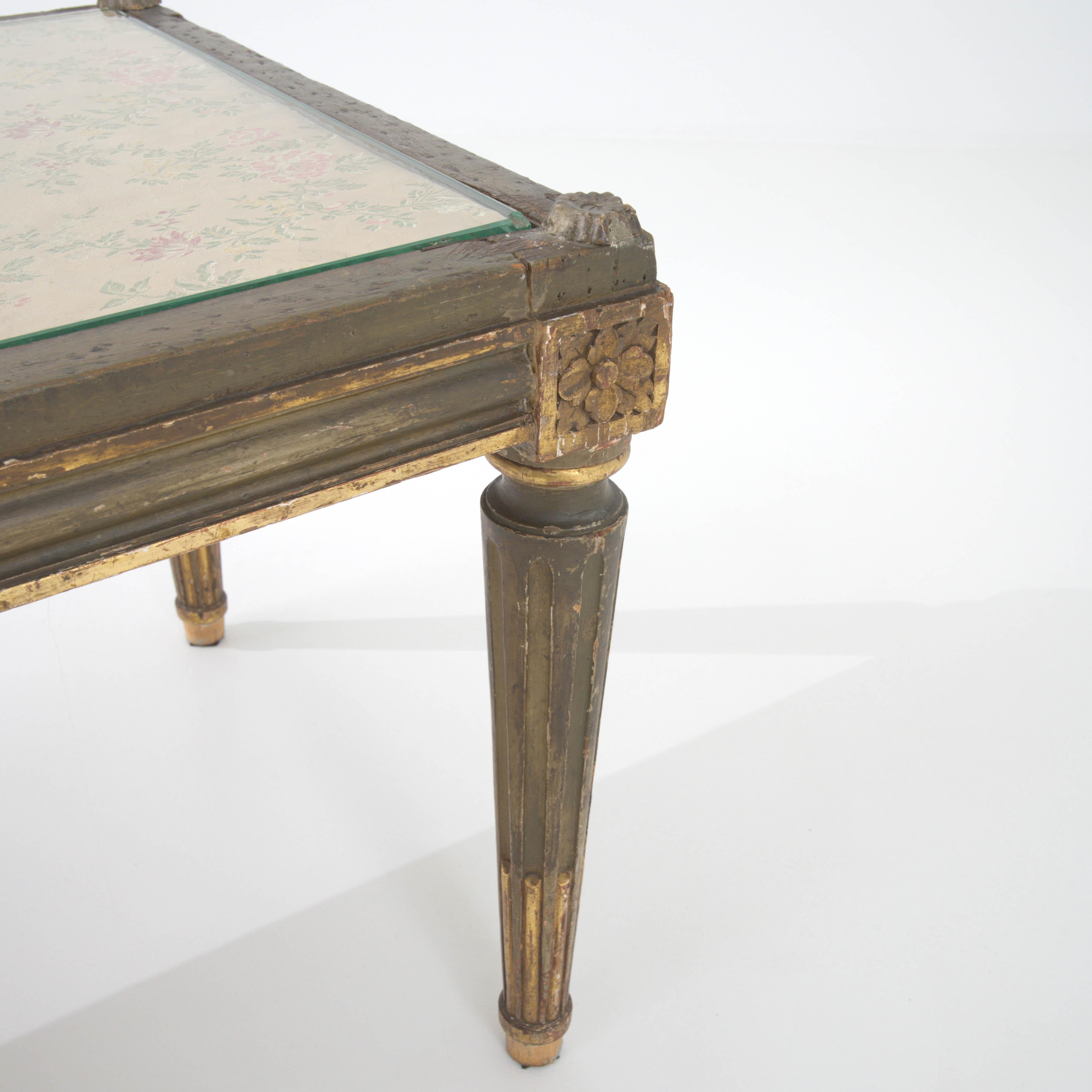 Table basse en bois français du début du 20e siècle avec plateau en verre en vente 1