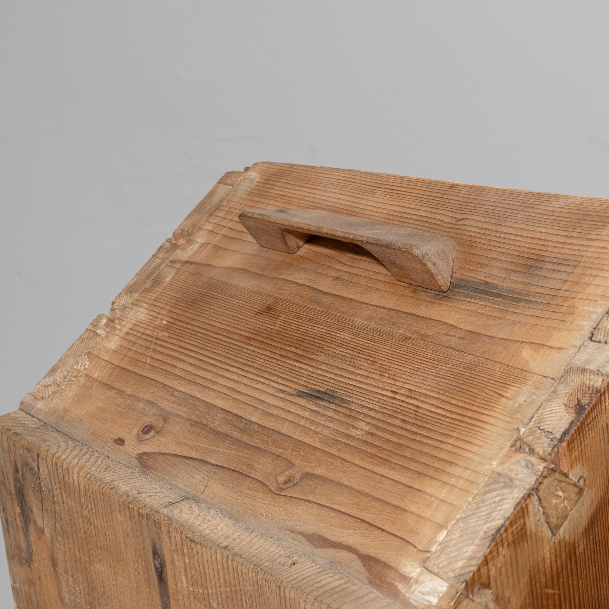 Early 20th Century French Wooden Crate For Sale 7