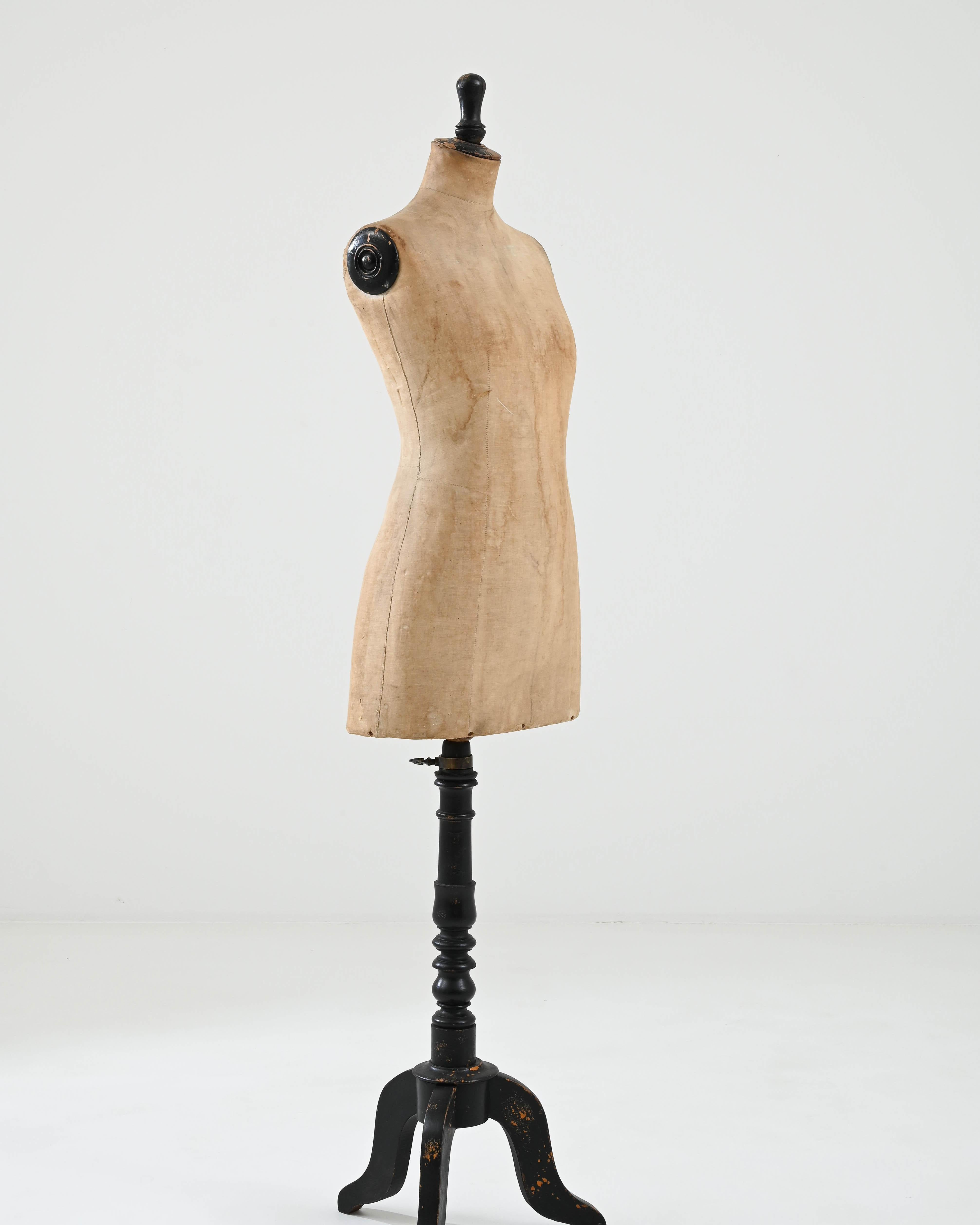 Early 20th Century French Wooden Mannequin For Sale 2