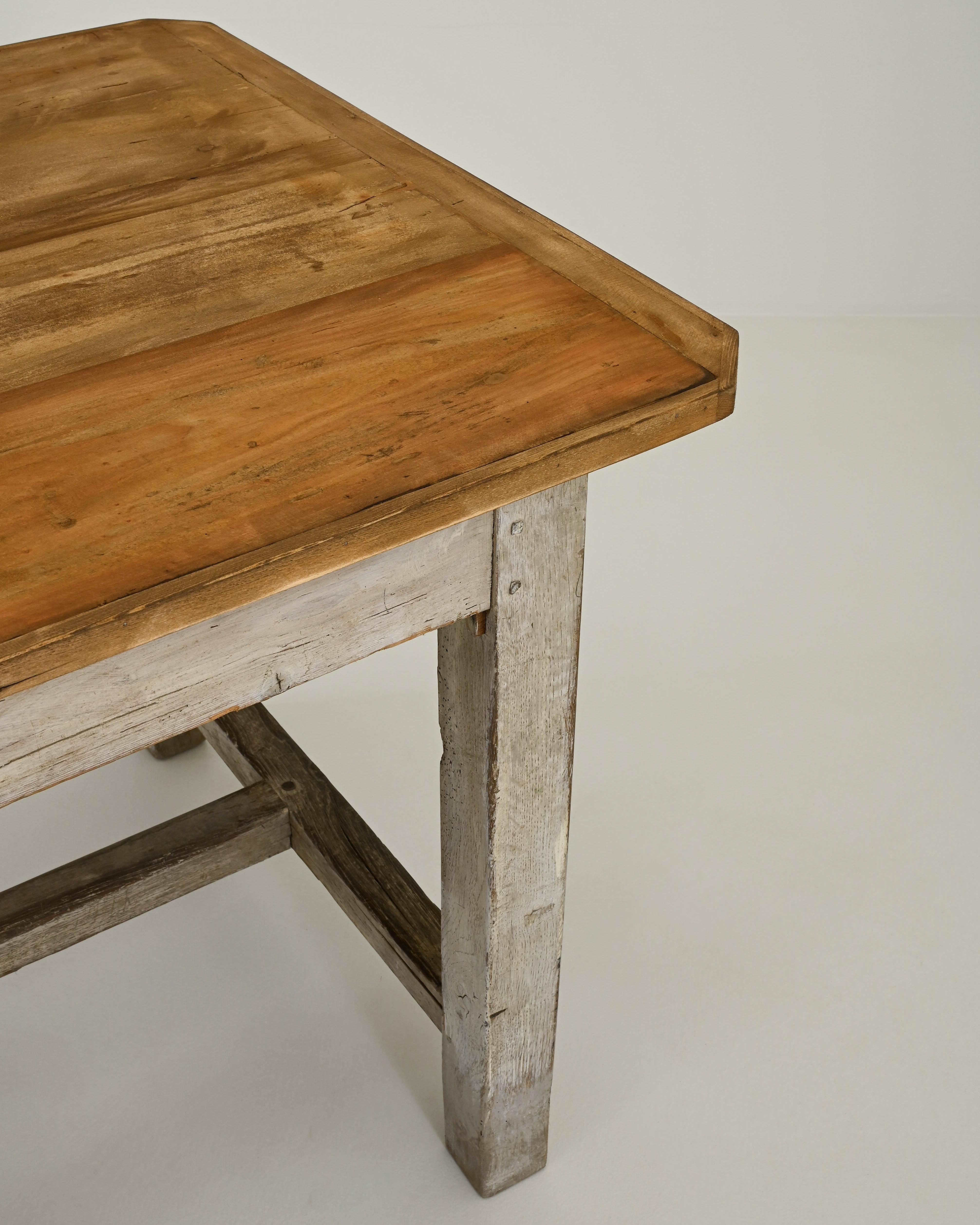 Französischer Holztisch aus dem frühen 20. Jahrhundert (Handgeschnitzt) im Angebot