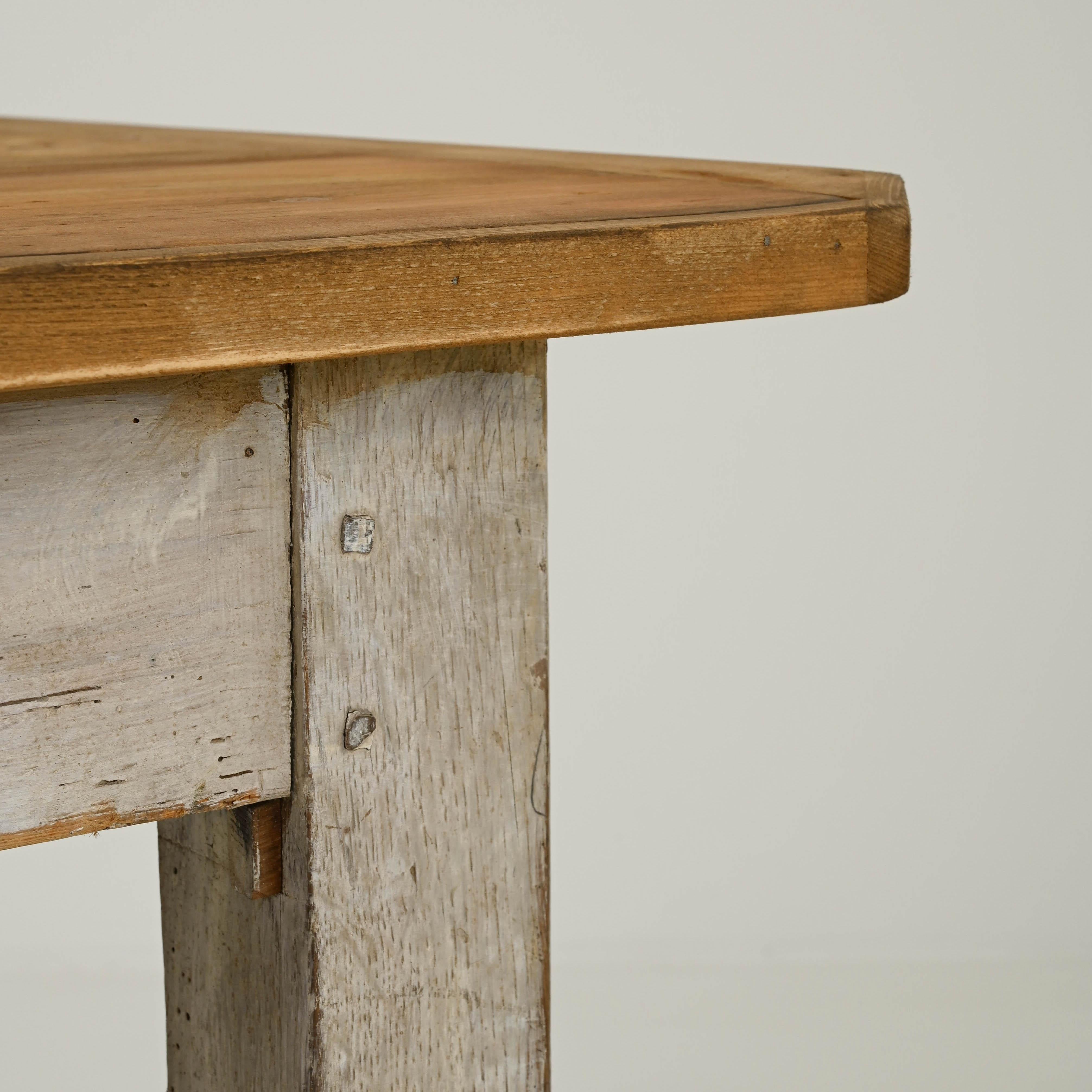 Französischer Holztisch aus dem frühen 20. Jahrhundert im Zustand „Gut“ im Angebot in High Point, NC