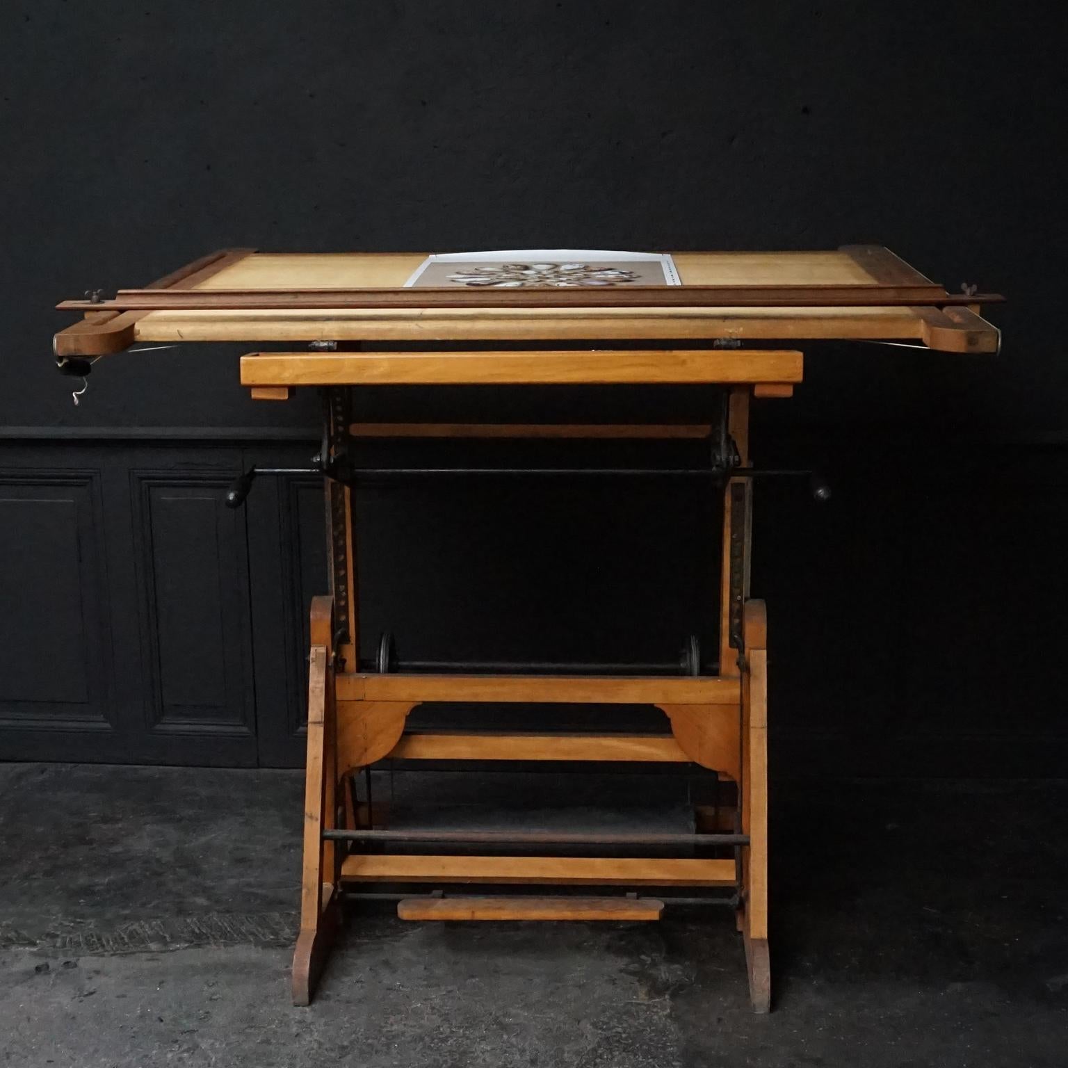 Early 20th Century French Wooden Tilting Architect's Drafting or Drawing Table In Good Condition In Haarlem, NL