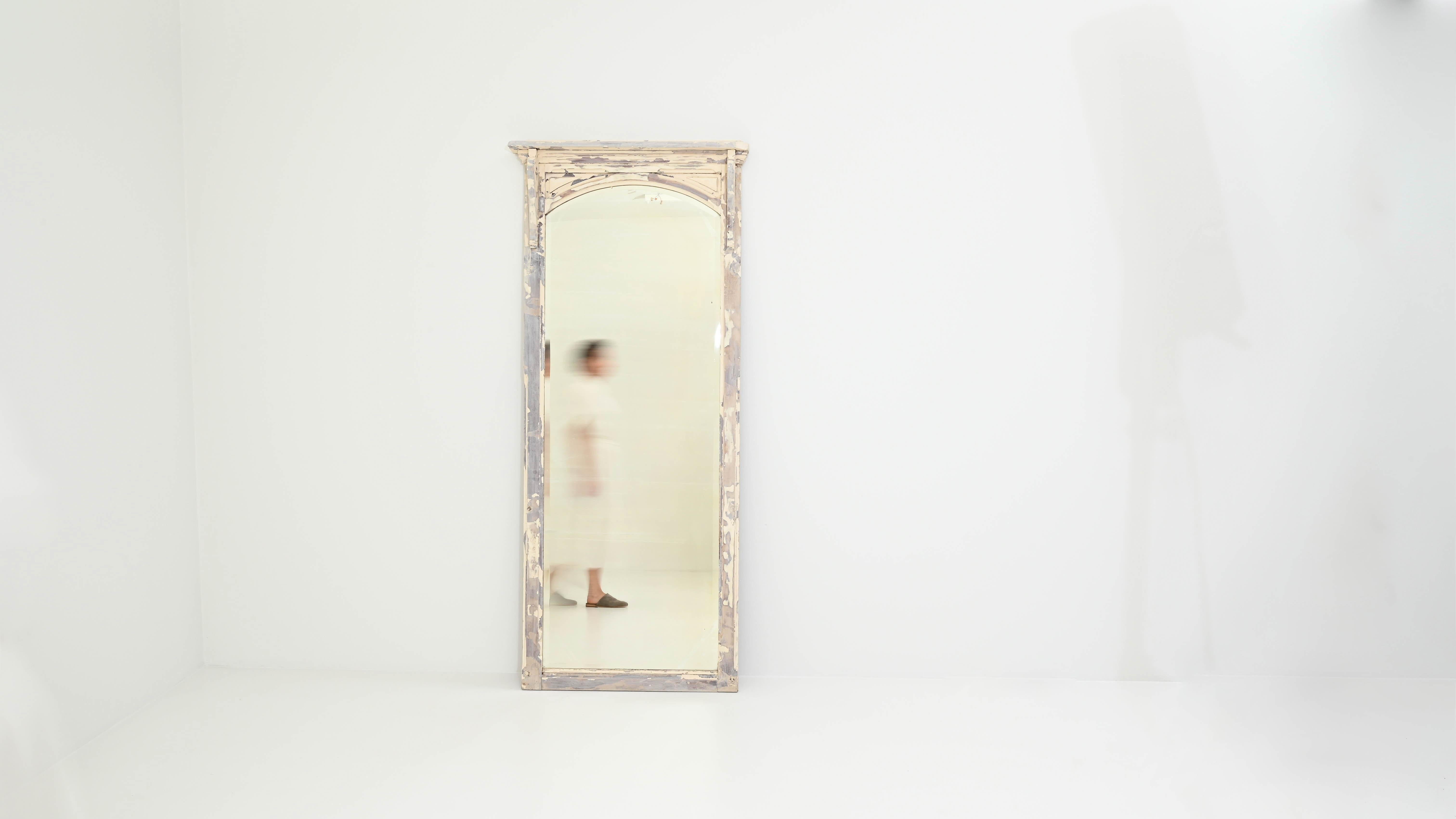 Early 20th Century French Wooden White Patinated Mirror In Good Condition For Sale In High Point, NC