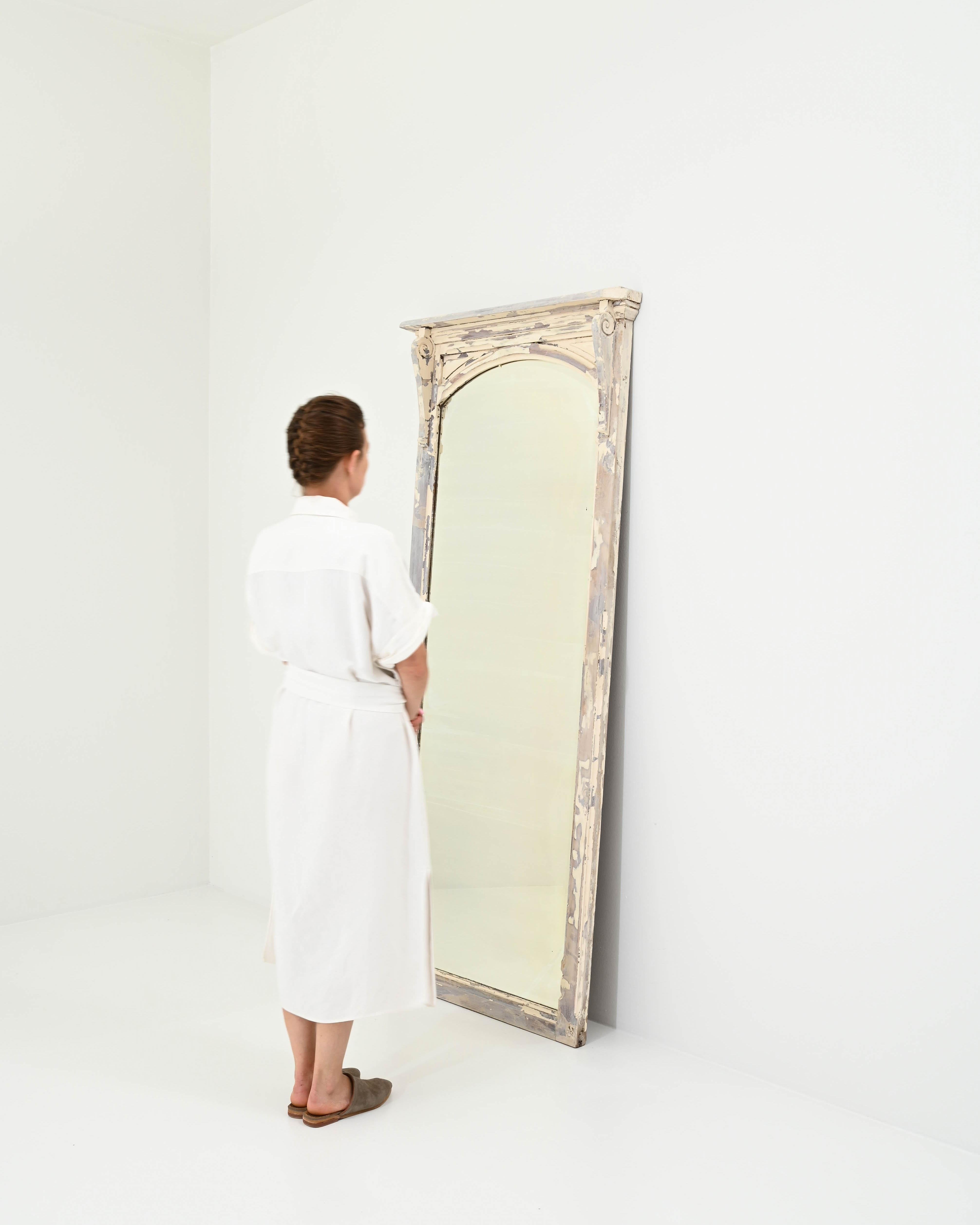 Early 20th Century French Wooden White Patinated Mirror For Sale 2