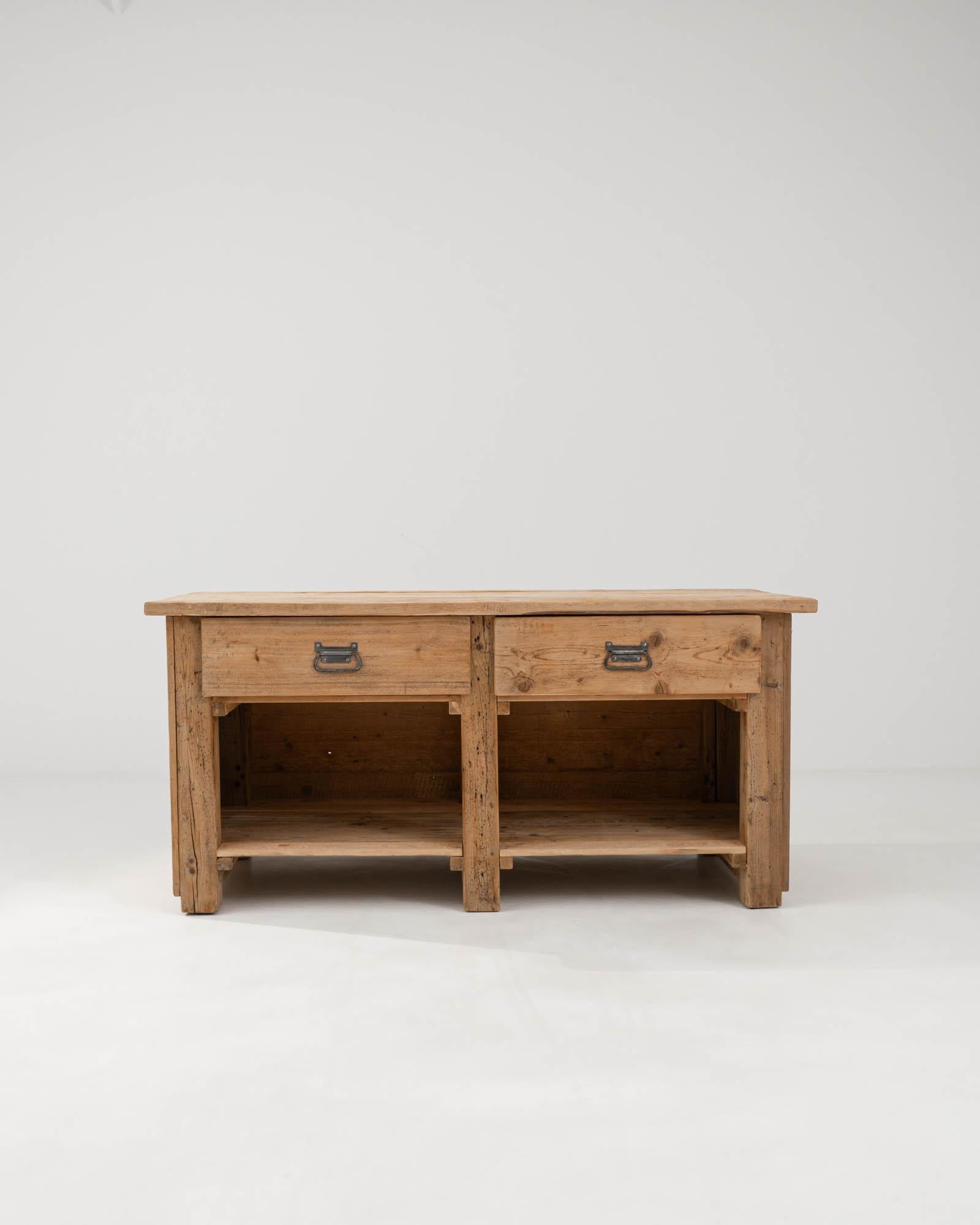 Entdecken Sie den Charme authentischer Handwerkskunst mit diesem französischen Arbeitstisch aus dem frühen 20. Jahrhundert. Dieser Tisch ist ein zeitloser Mittelpunkt für jeden Raum und strahlt mit seiner robusten Konstruktion und der warmen