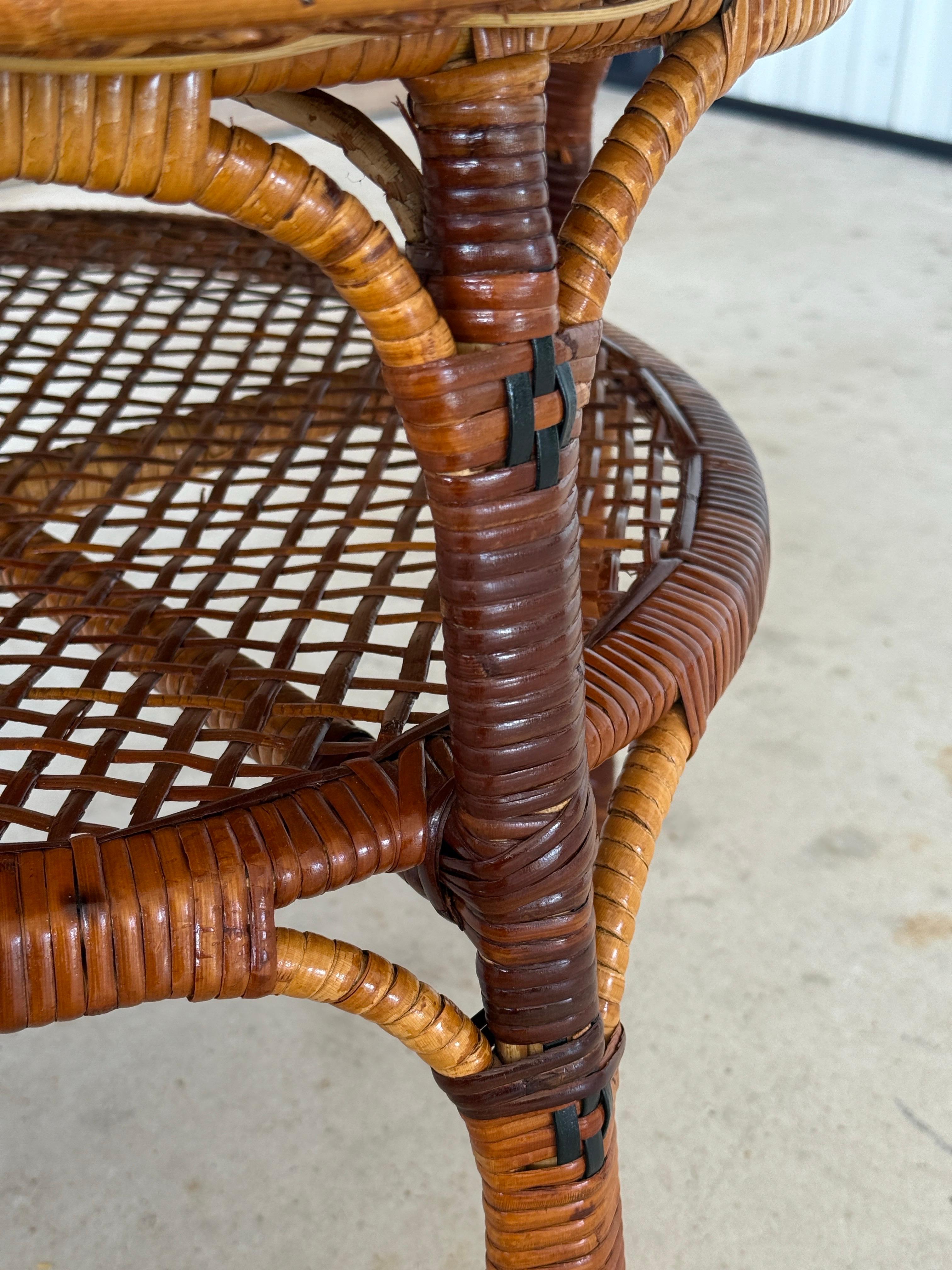 Table d'appoint à deux niveaux en rotin tressé français du début du XXe siècle en vente 3