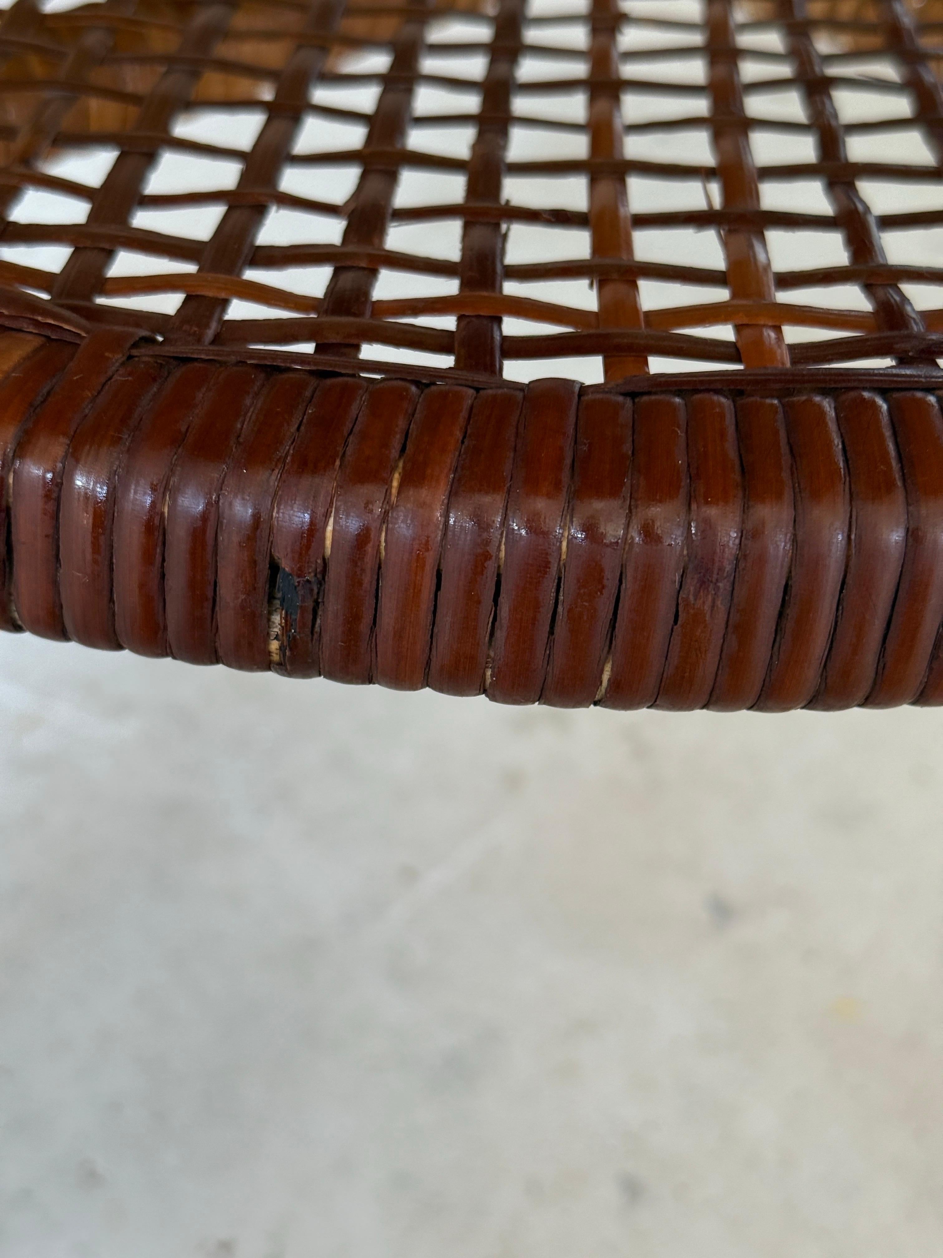 Table d'appoint à deux niveaux en rotin tressé français du début du XXe siècle en vente 4