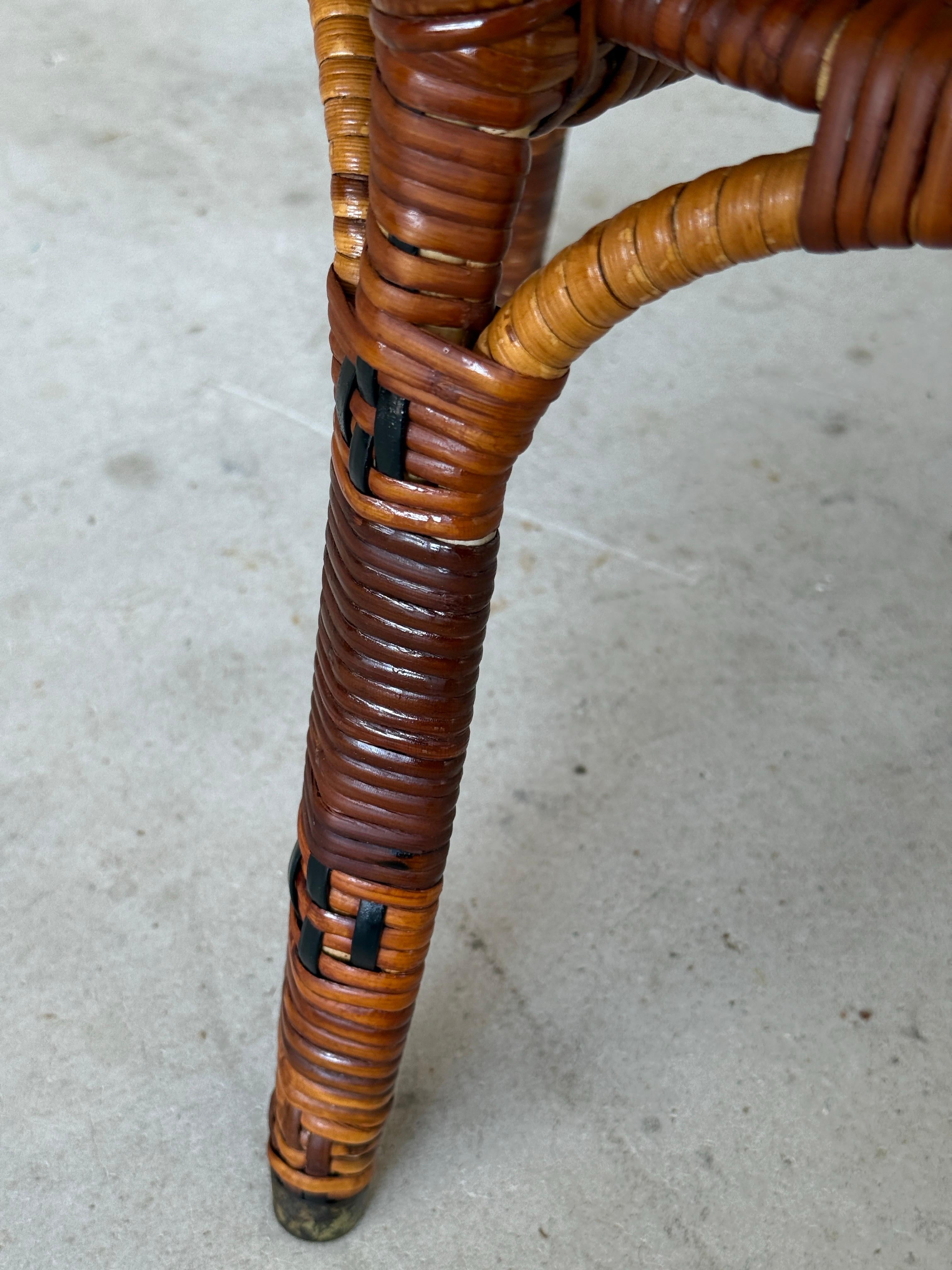 Table d'appoint à deux niveaux en rotin tressé français du début du XXe siècle en vente 5