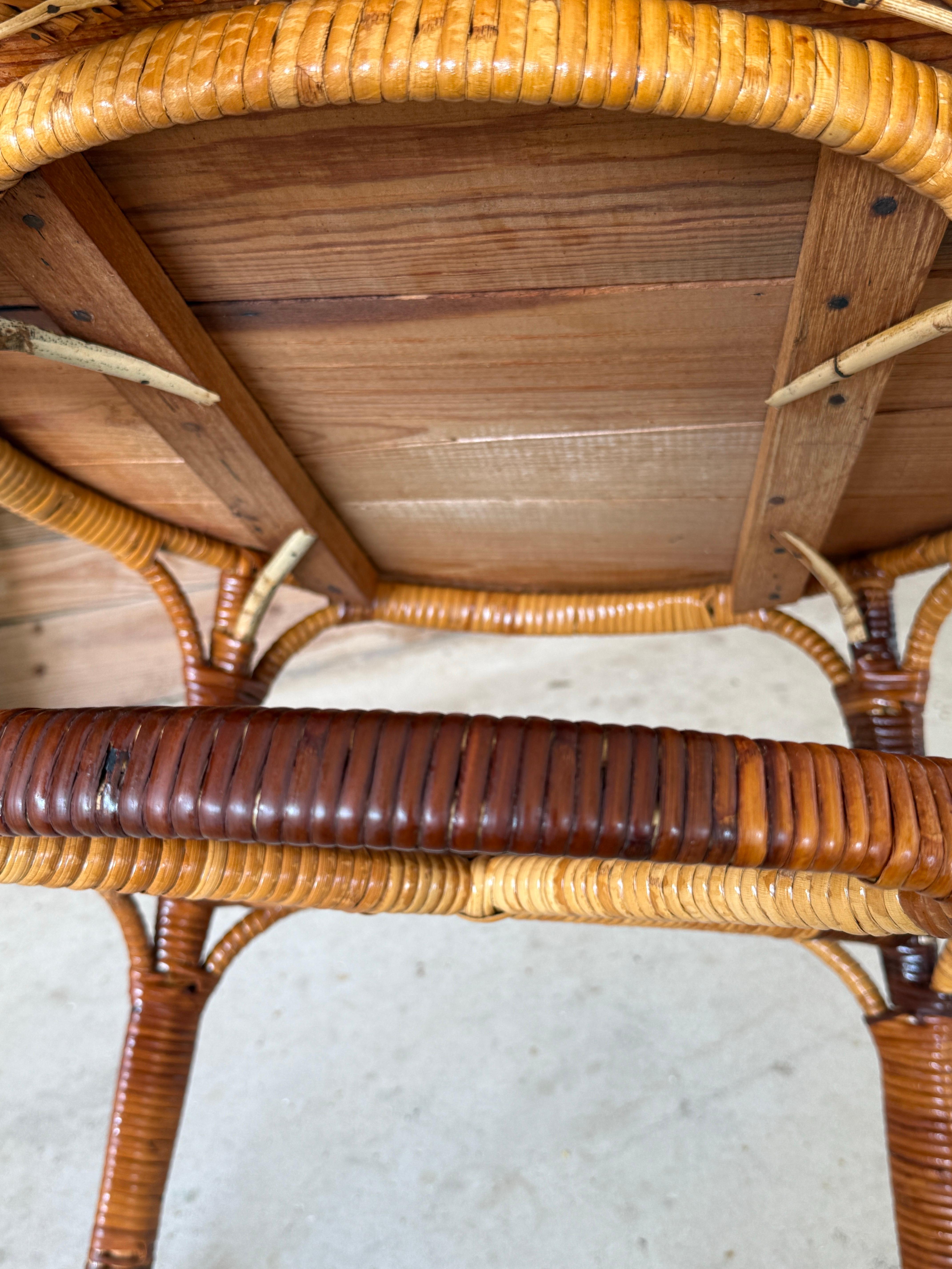 Table d'appoint à deux niveaux en rotin tressé français du début du XXe siècle en vente 8