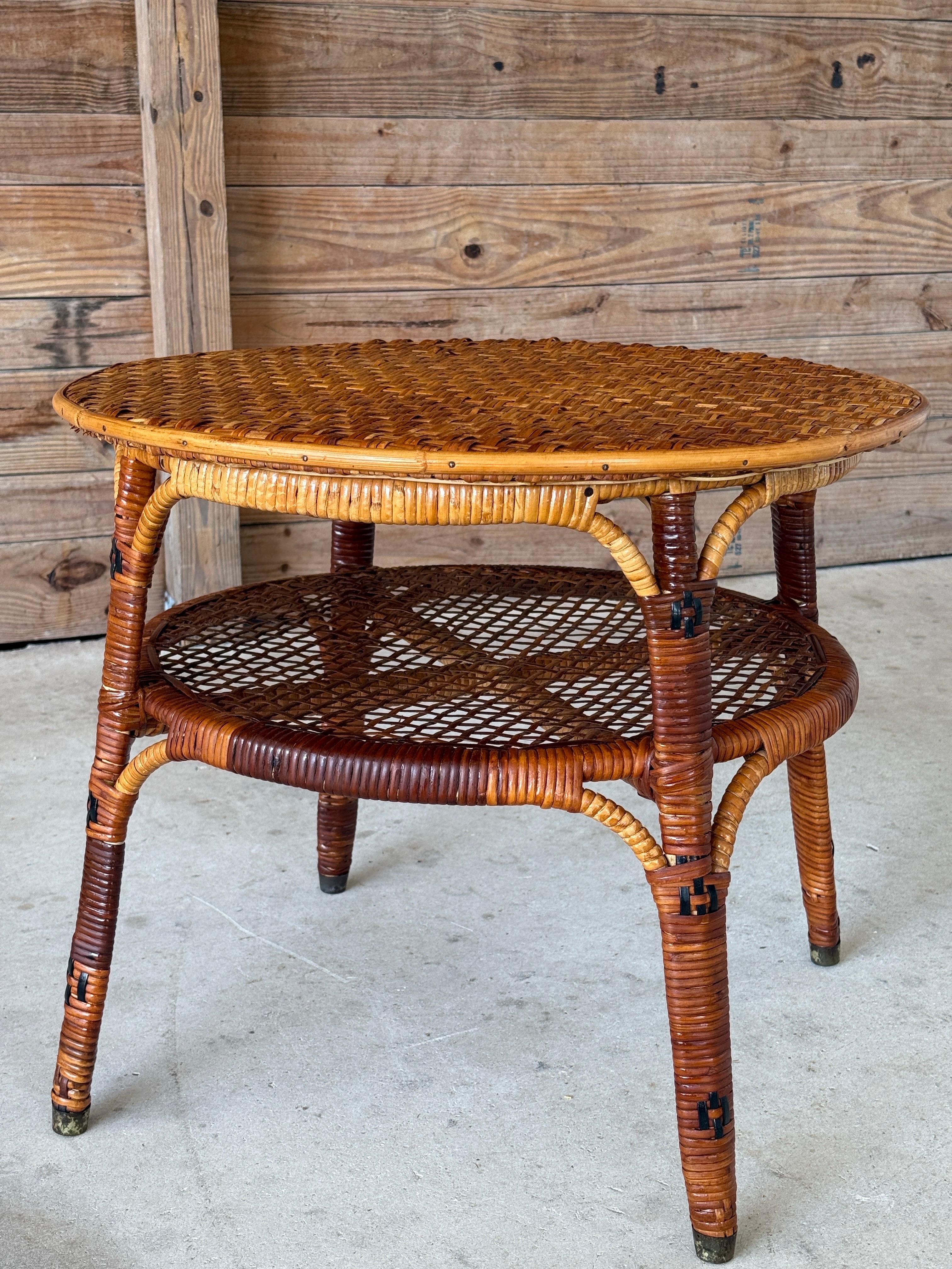 Table d'appoint à deux niveaux en rotin tressé français du début du XXe siècle en vente 9
