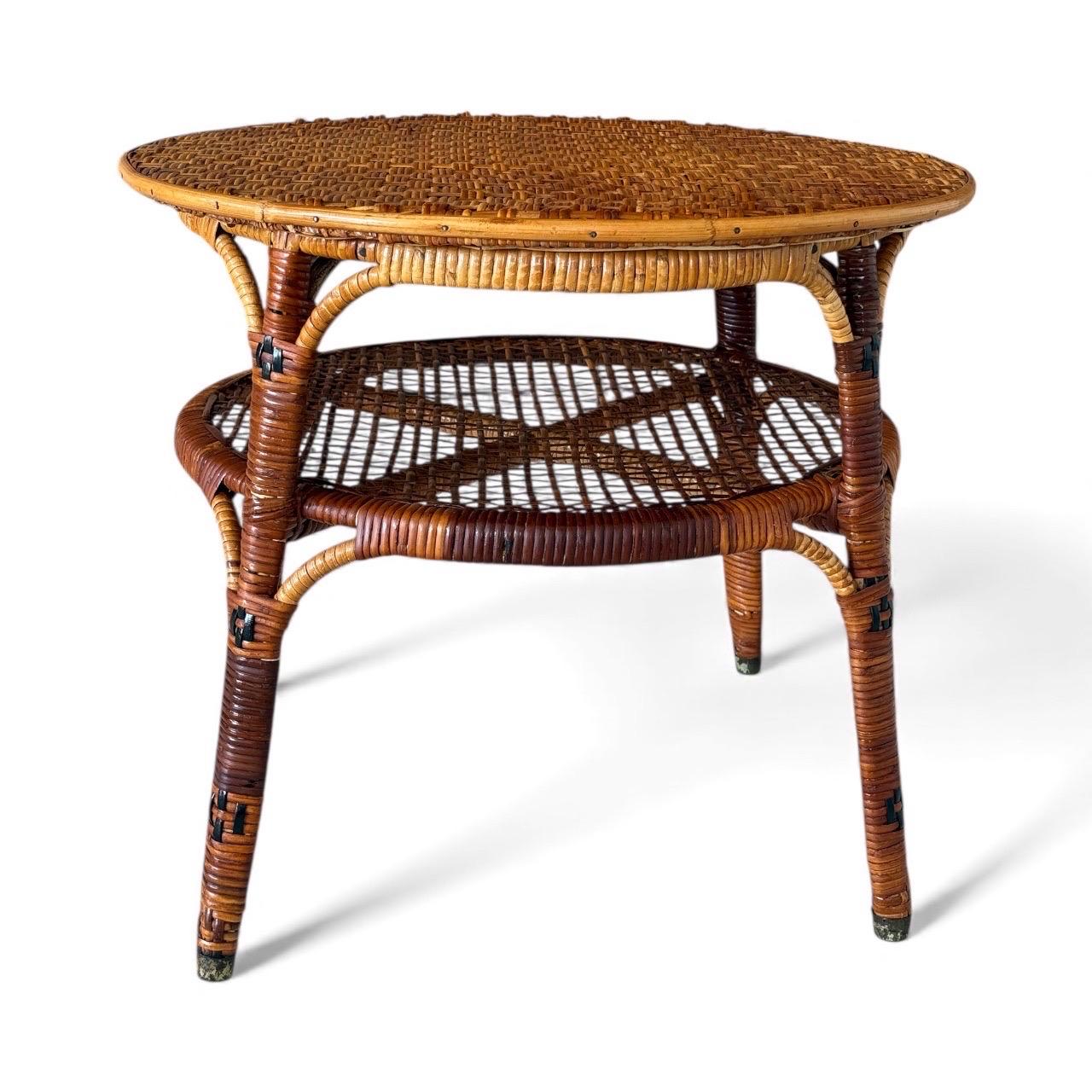 Table d'appoint à deux niveaux en rotin tressé français du début du XXe siècle en vente 10