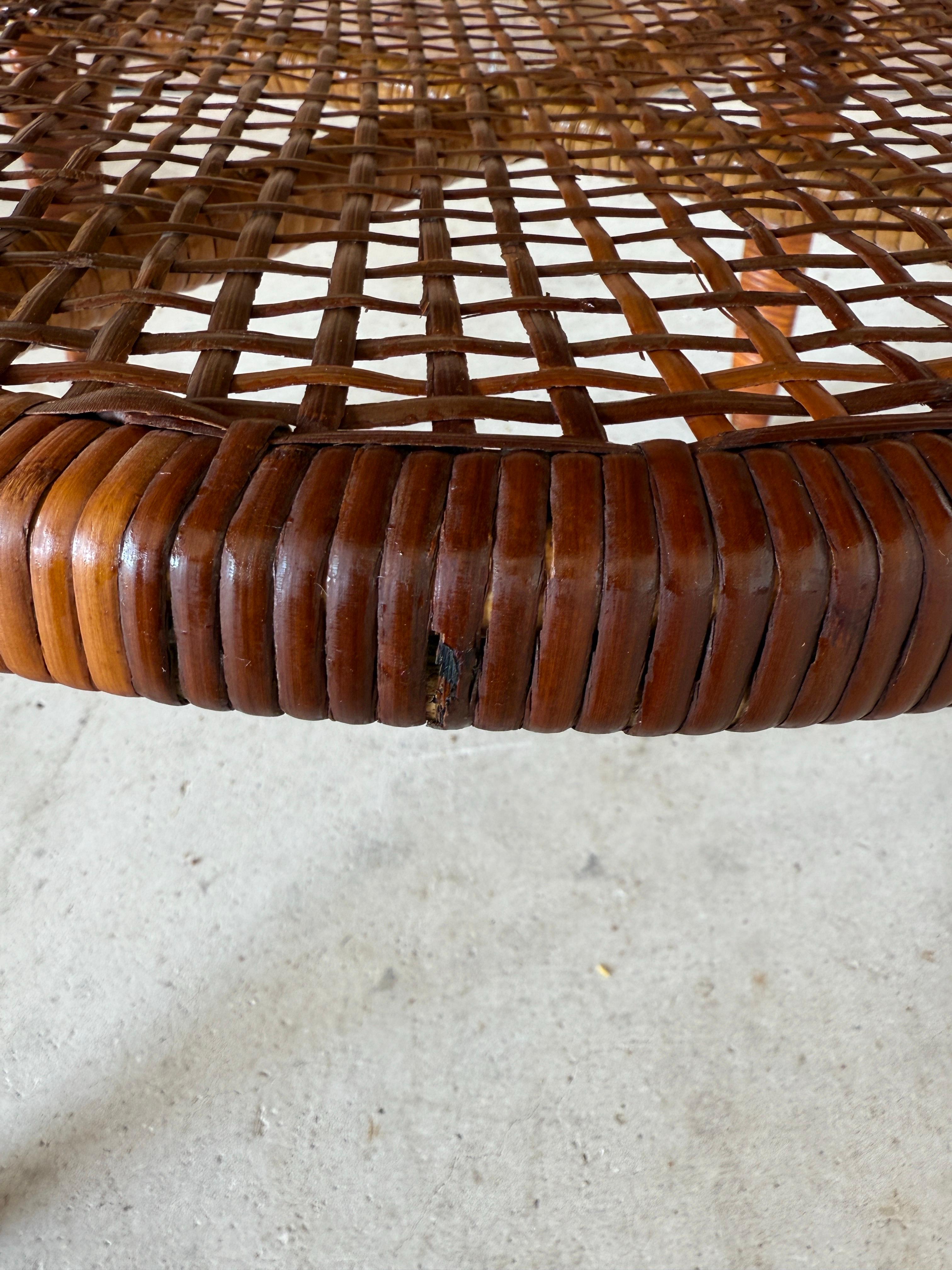 Magnifique table d'appoint à deux niveaux en rotin tressé français du début du 20e siècle, pleine de charme rustique et d'artisanat authentique. La table présente un plateau étroitement tressé, une étagère inférieure en treillis ouvert et des pieds