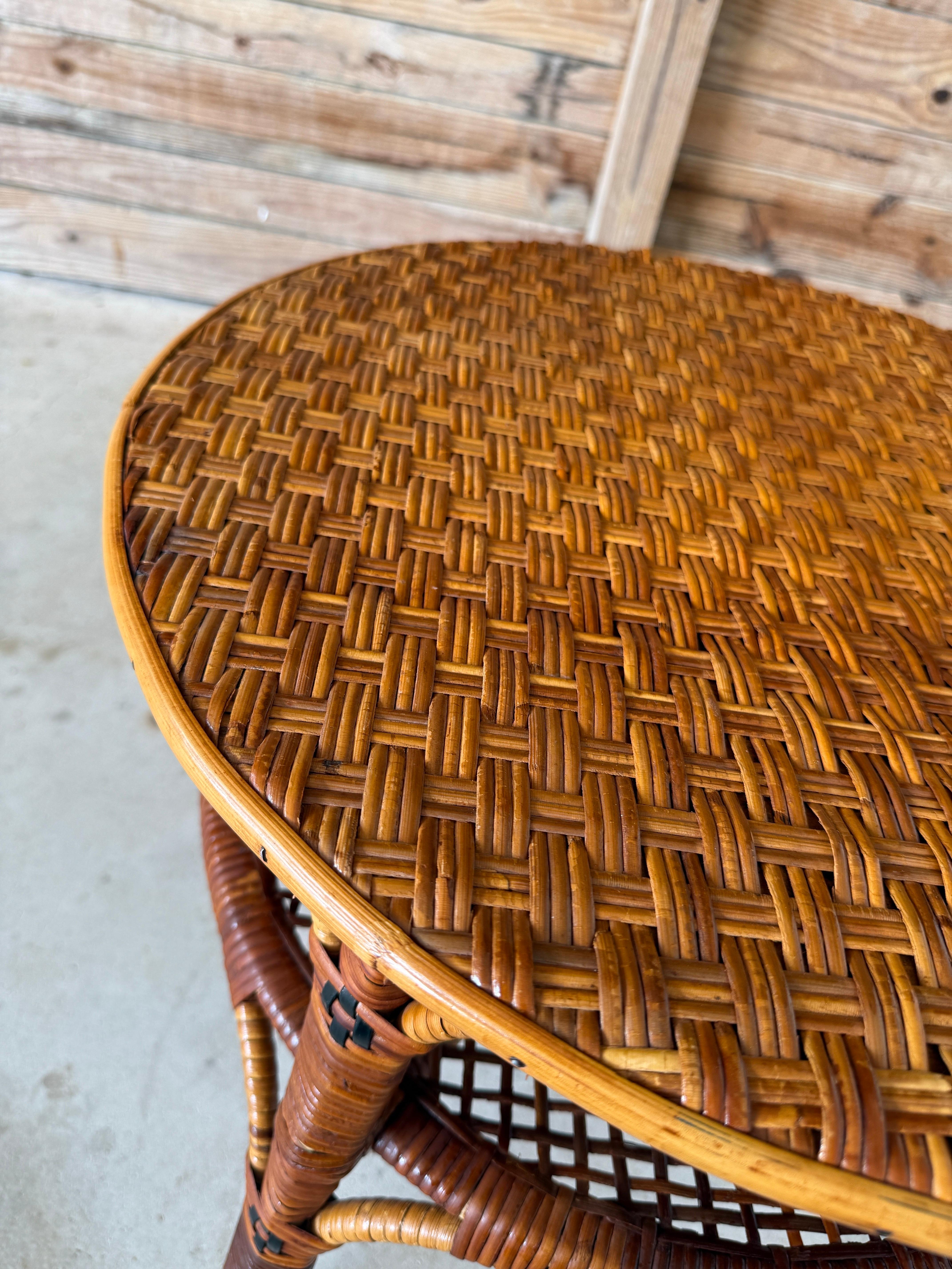 Organique Table d'appoint à deux niveaux en rotin tressé français du début du XXe siècle en vente