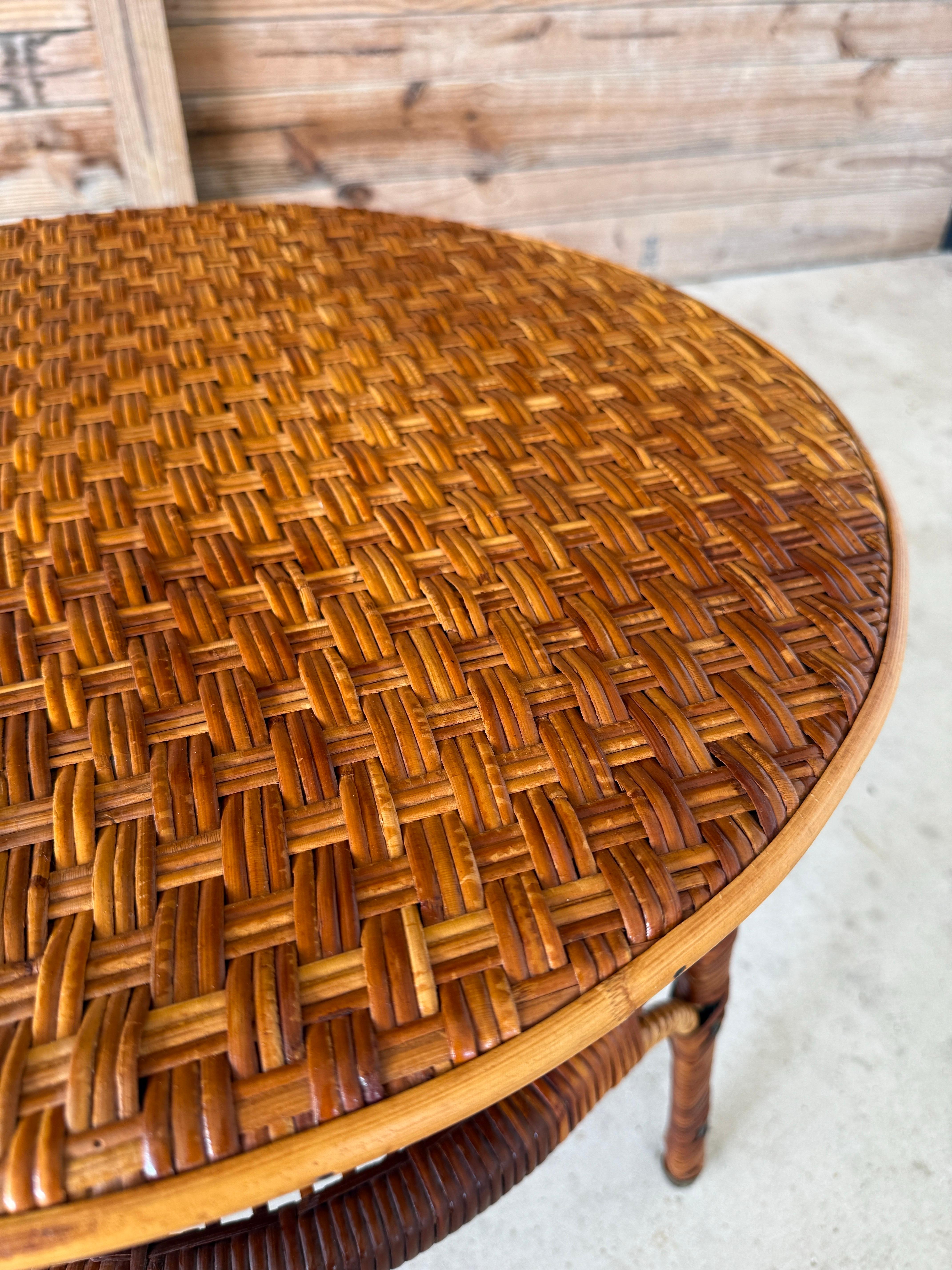 Fait main Table d'appoint à deux niveaux en rotin tressé français du début du XXe siècle en vente