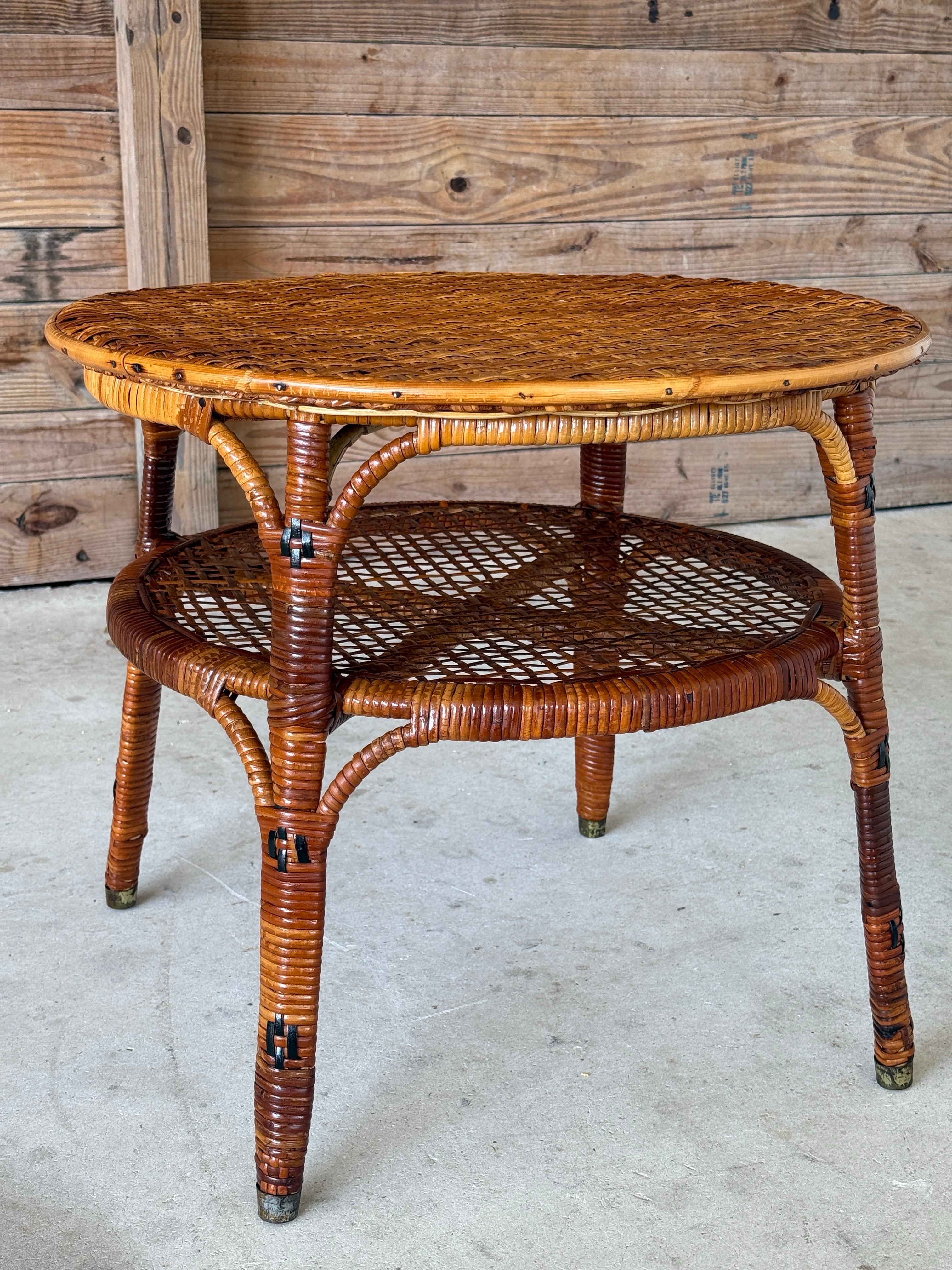 20ième siècle Table d'appoint à deux niveaux en rotin tressé français du début du XXe siècle en vente