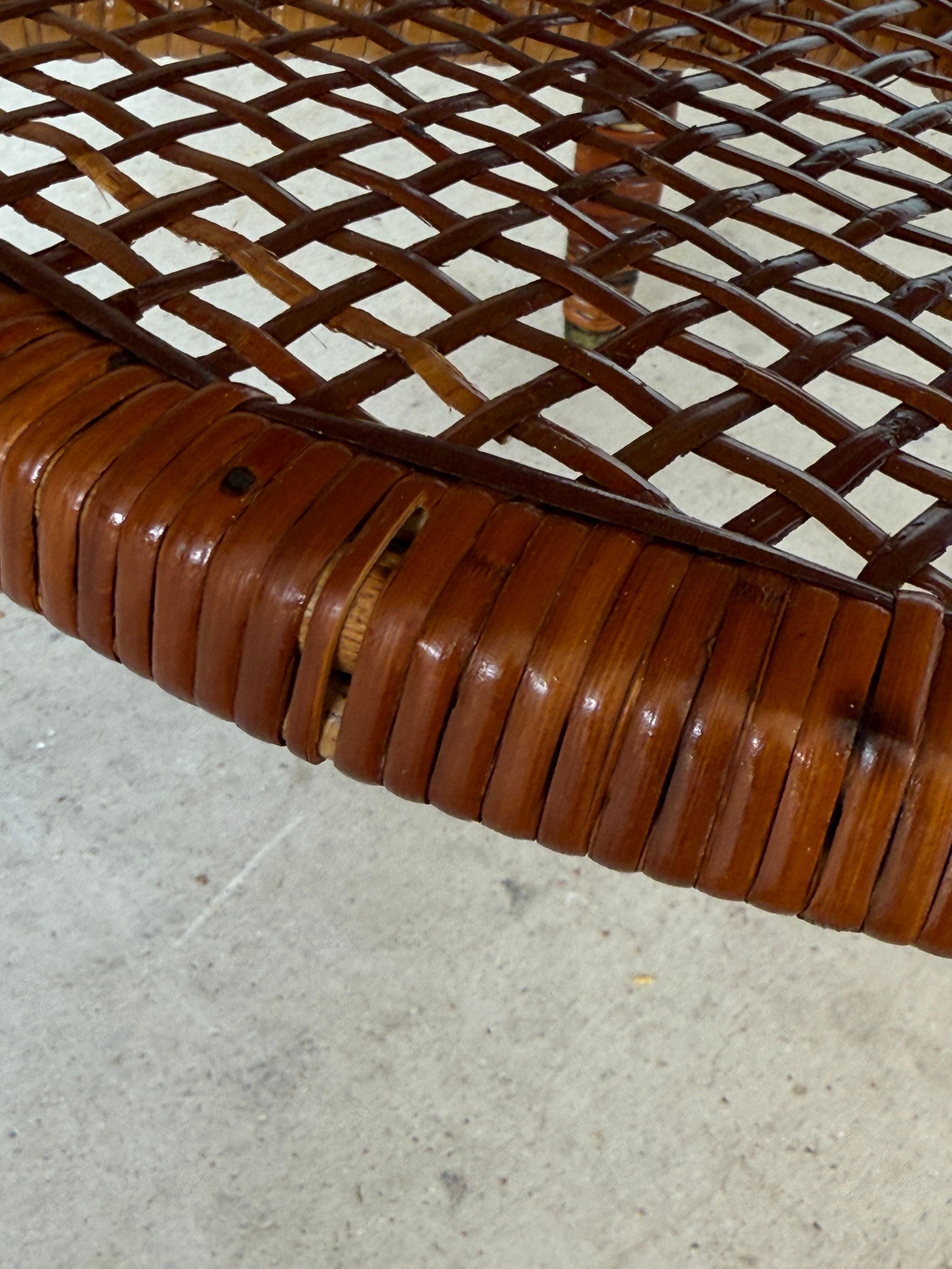 Rotin Table d'appoint à deux niveaux en rotin tressé français du début du XXe siècle en vente