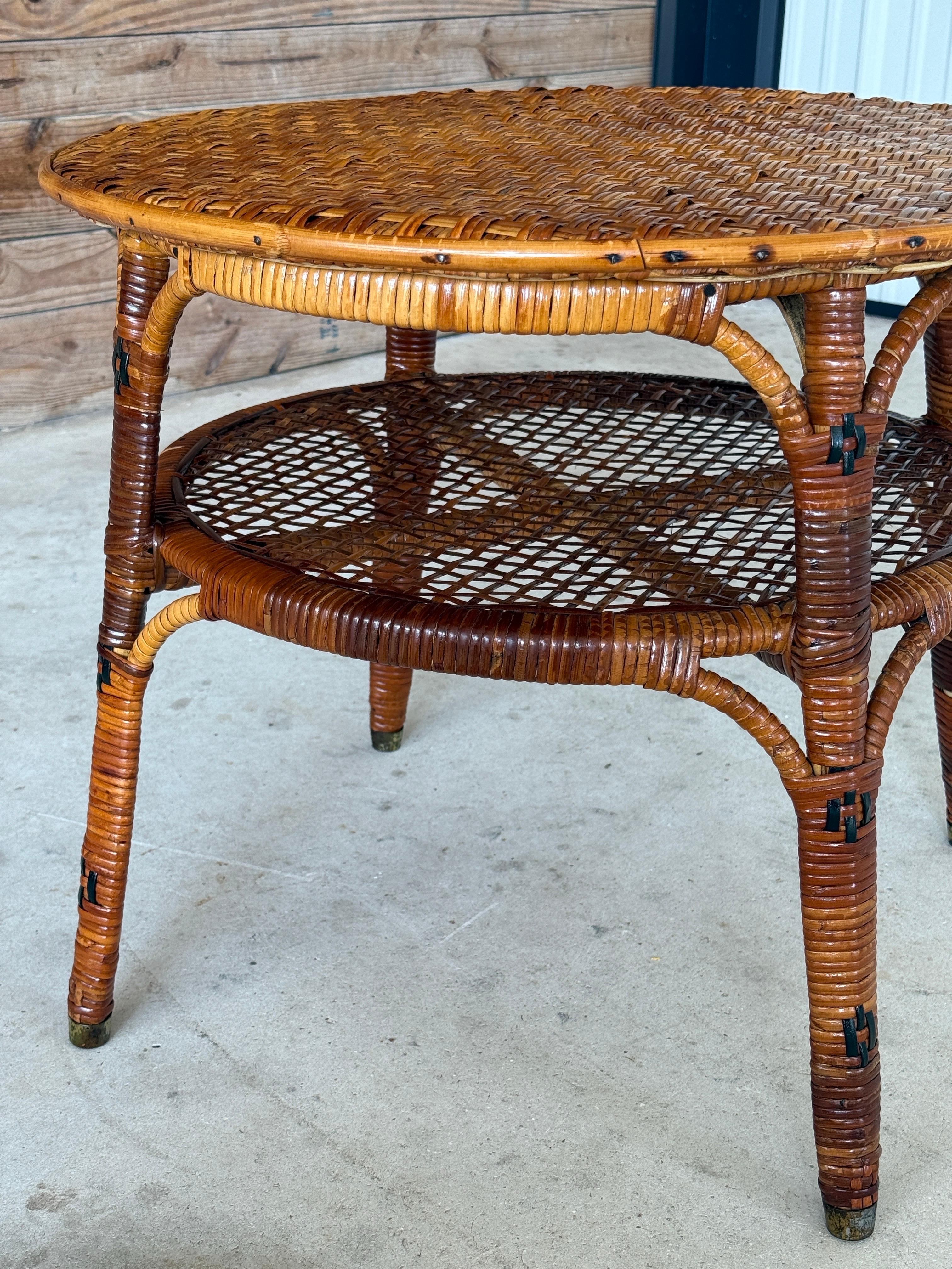 Table d'appoint à deux niveaux en rotin tressé français du début du XXe siècle en vente 1
