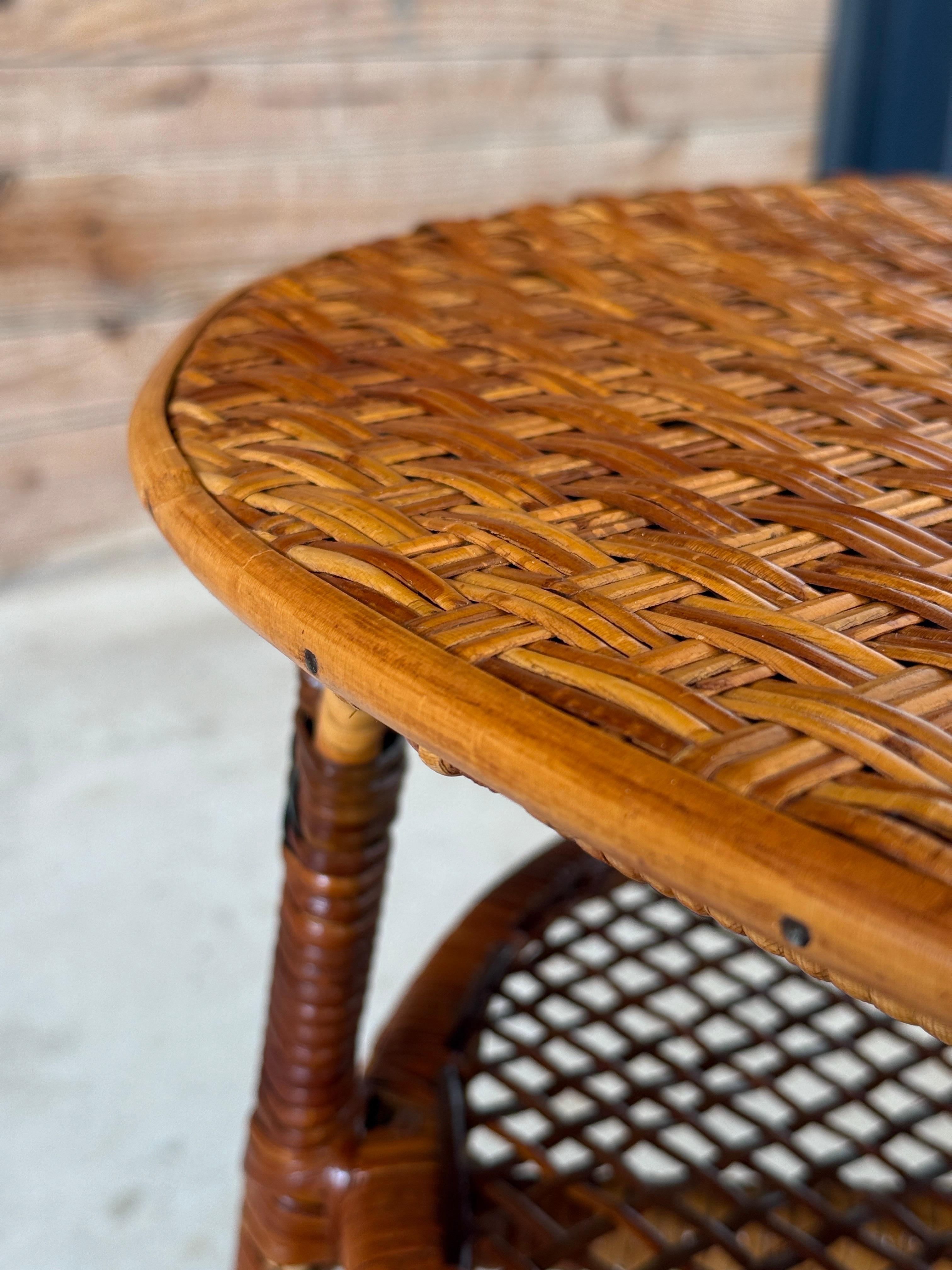 Table d'appoint à deux niveaux en rotin tressé français du début du XXe siècle en vente 2