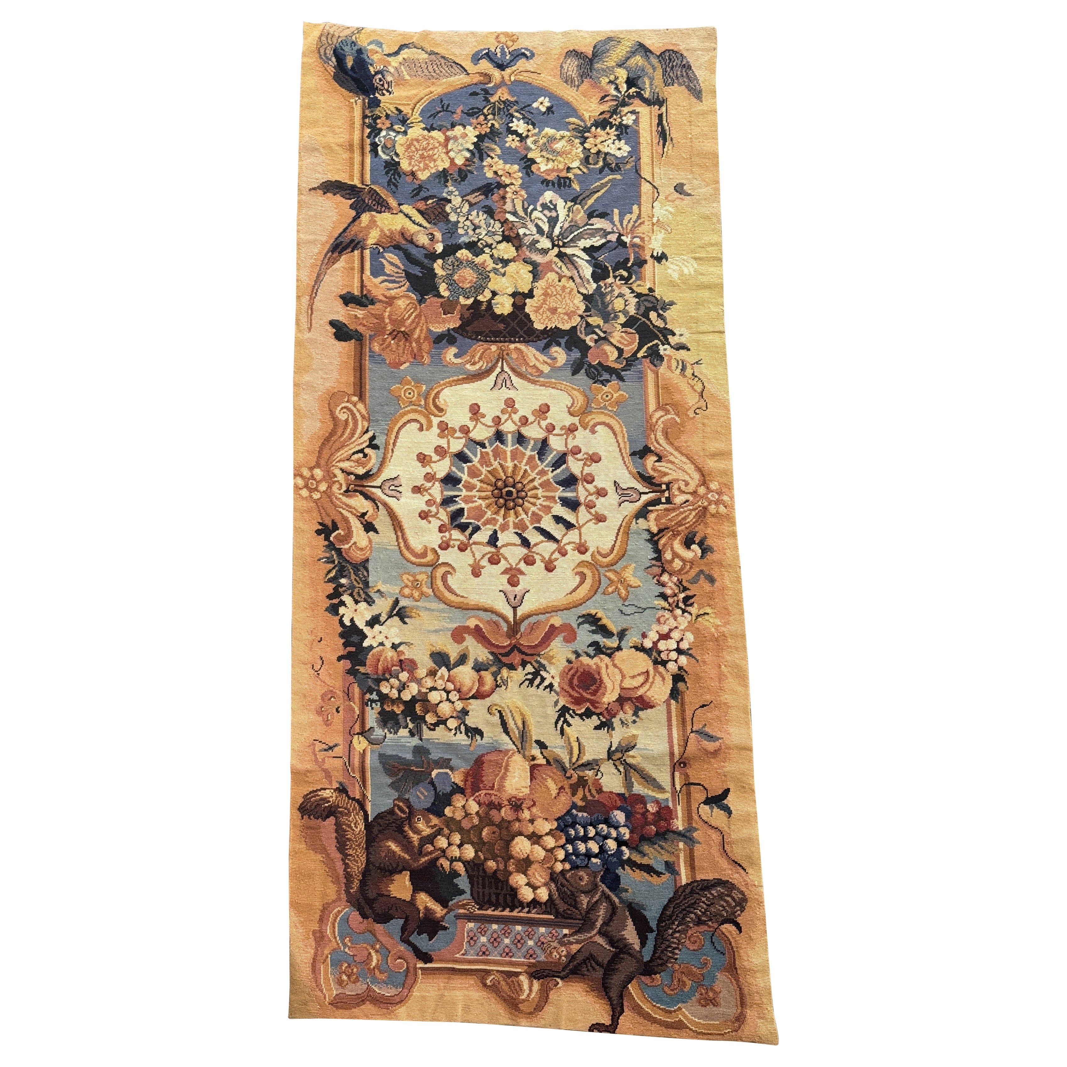 Tapiz francés de principios del siglo XX con pájaros, flores y ardillas en venta