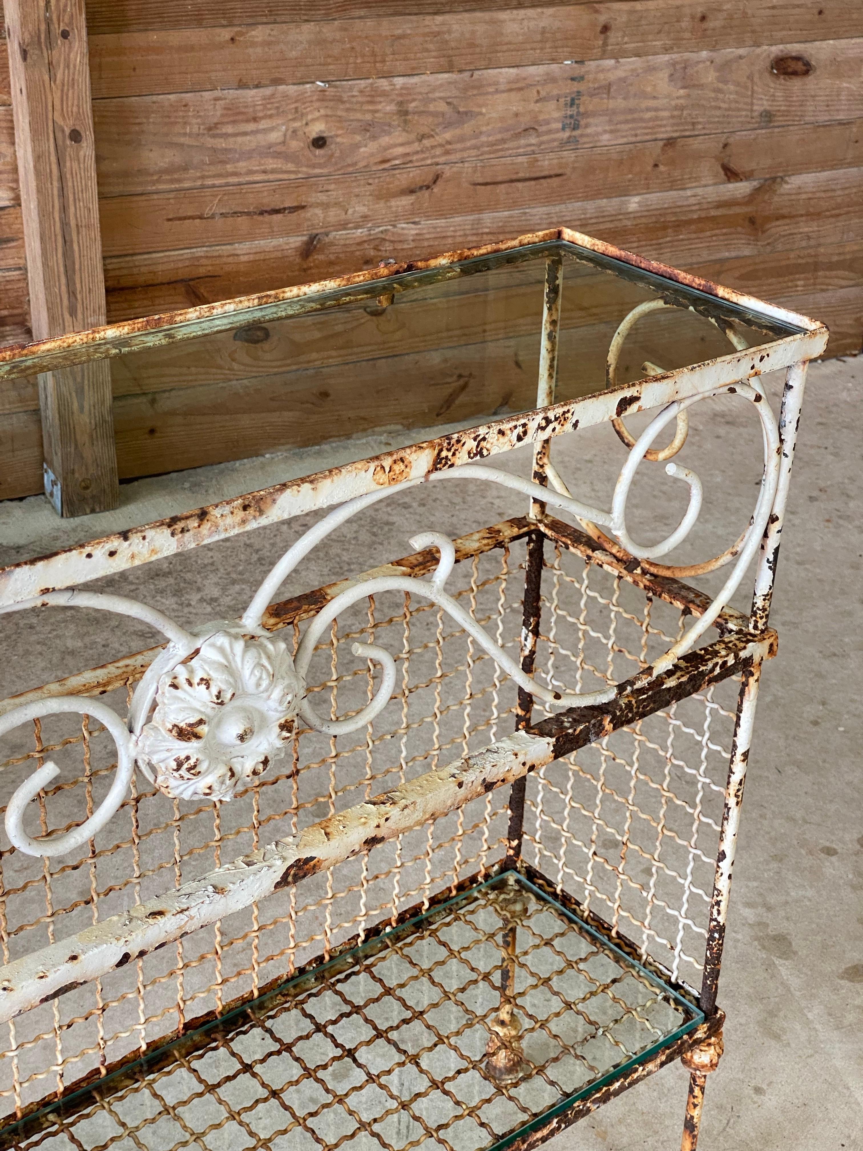 Console en fer forgé français du début du XXe siècle Tablettes en verre et motif d'Acanthus en vente 3