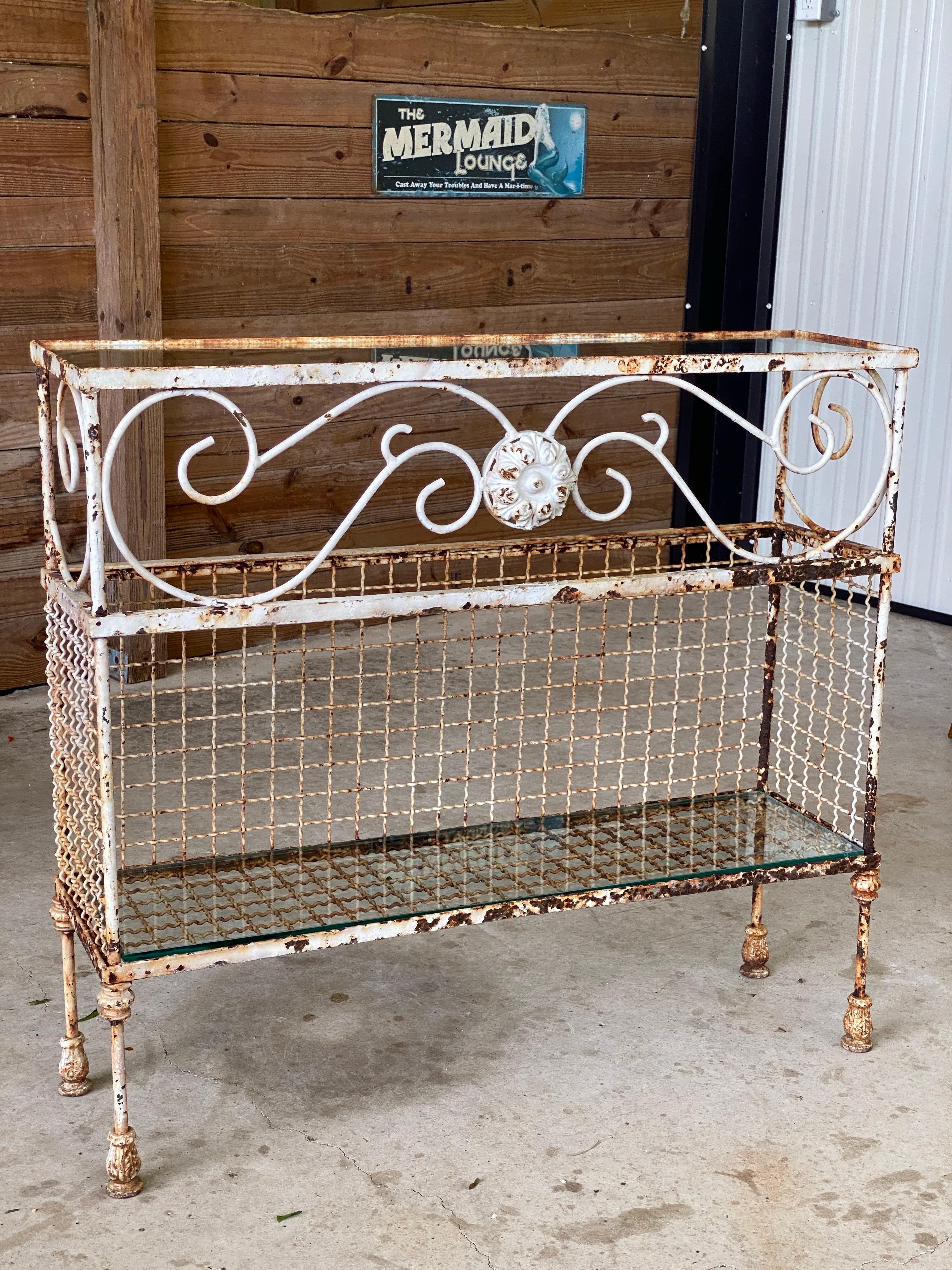 Console en fer forgé français du début du XXe siècle Tablettes en verre et motif d'Acanthus en vente 4