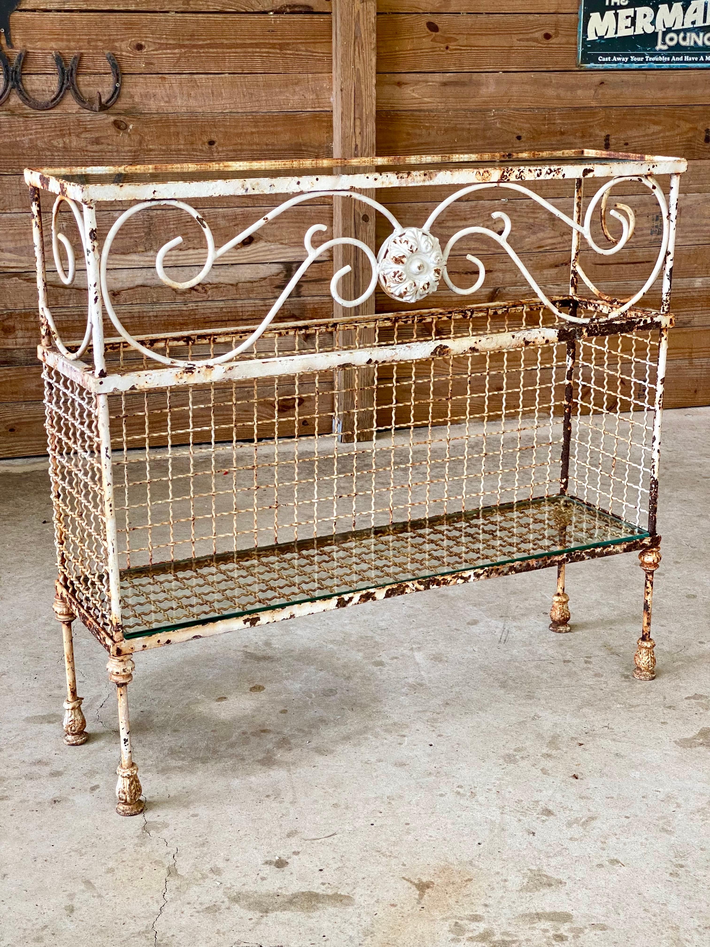 Console en fer forgé français du début du XXe siècle Tablettes en verre et motif d'Acanthus en vente 5