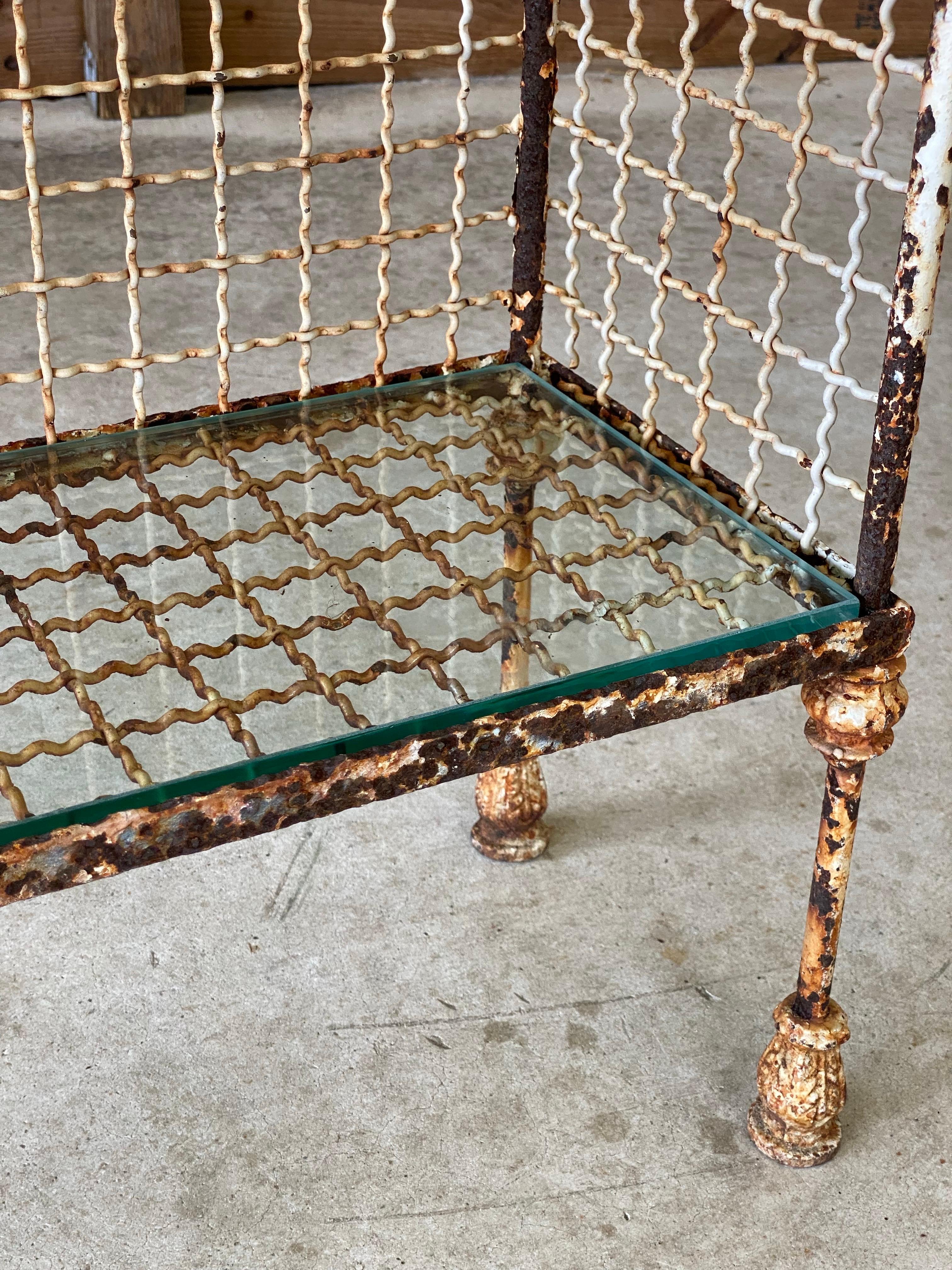 Le charme rustique rencontre l'élégance intemporelle dans cette table console en fer forgé français du début du 20e siècle. Avec ses volutes ornées et son médaillon central en rosace, cette pièce est pleine de caractère et de patine d'antan. La