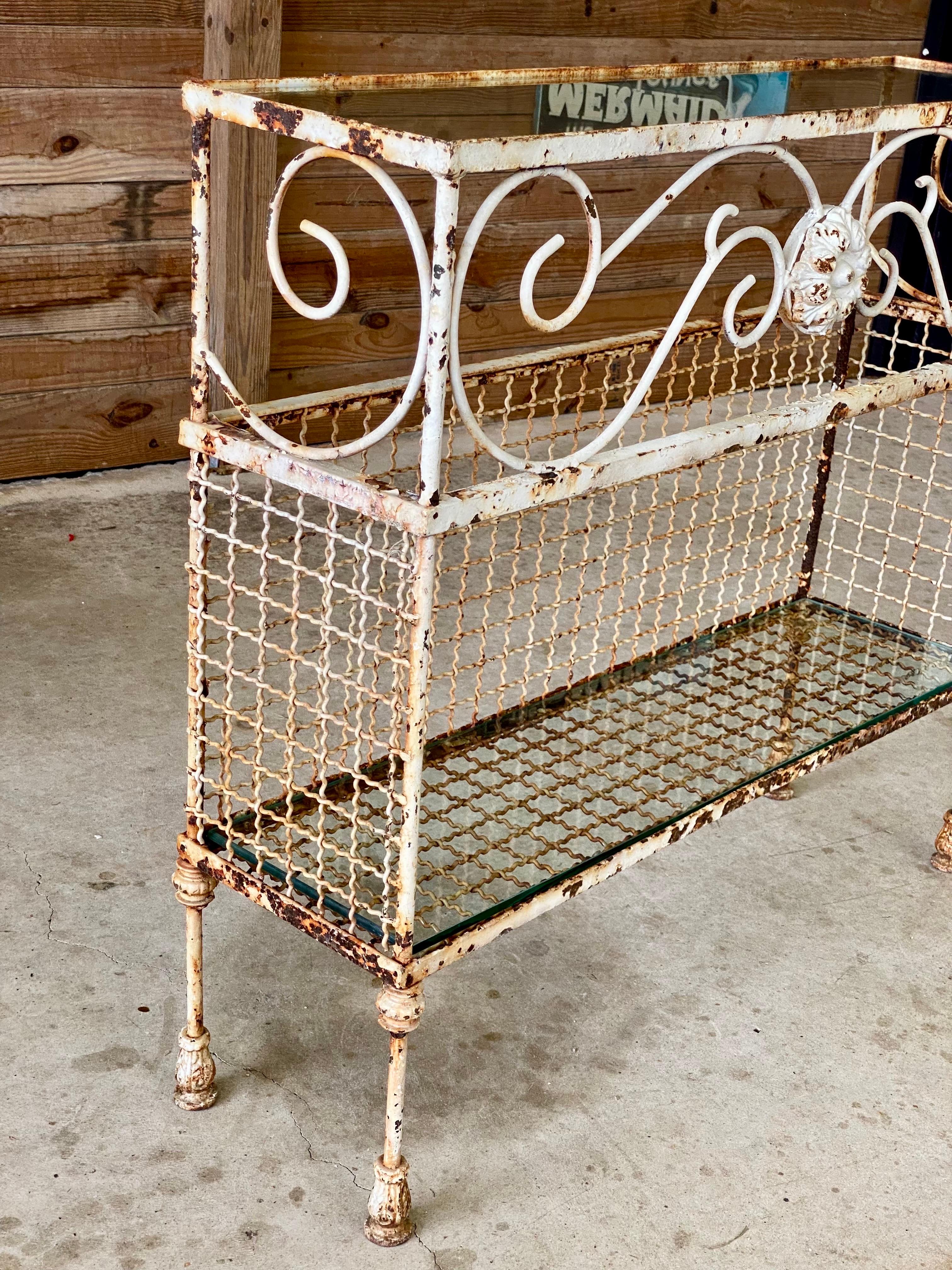 Rustique Console en fer forgé français du début du XXe siècle Tablettes en verre et motif d'Acanthus en vente